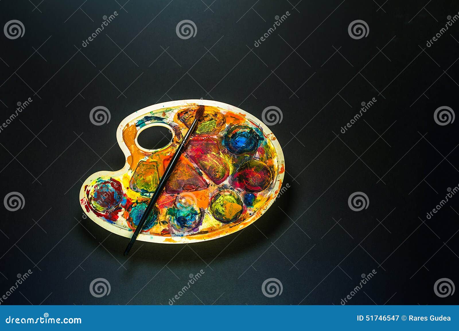 L'arte Fornisce La Tavolozza E La Spazzola Per Dipingere Immagine Stock -  Immagine di acrilico, strumento: 51746547