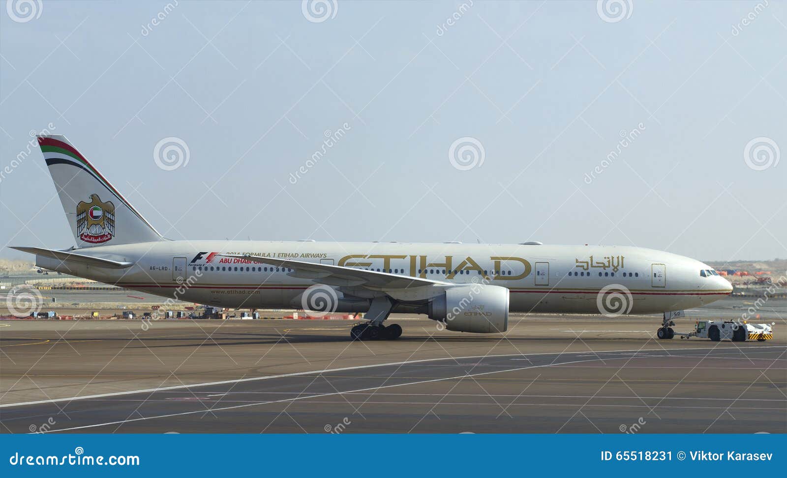 ABOU DABI, EAU - 27 MARS 2015 : L'avion Boeing 777 (A6-LRD) Etihad Airways est remorqué à la piste L'aéroport d'Abu Dhabi