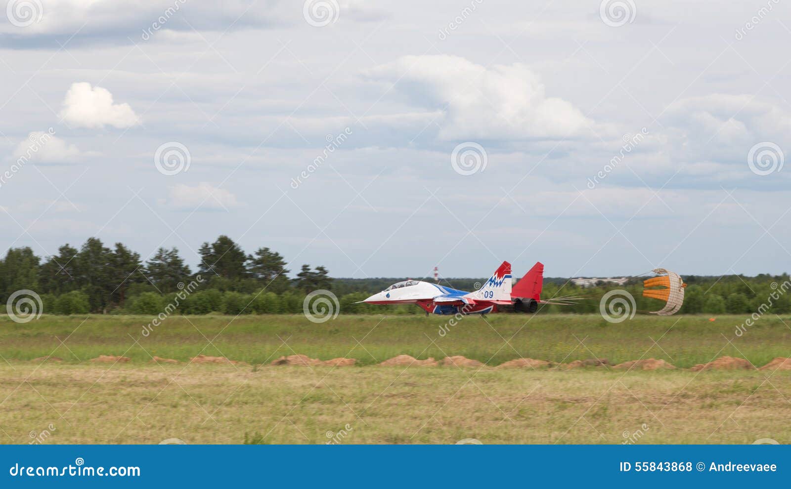 L'avion MiG-29 débarque. Région de Moscou - 17 juin 2015 : La belle équipe acrobatique aérienne militaire des avions MiG-29 Swifts exécute un atterrissage à l'aérodrome Kubinka dans le forum militaire-technique international ARMY-2015 le 17 juin 2015, région de Moscou, Russie