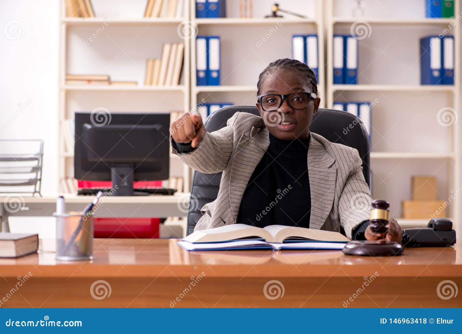 L Avocat F Minin Noir Dans Le Tribunal Photo Stock Image Du Justice Permissible L Avocat F Minin Noir Dans Le Tribunal Photo Stock Image Du Justice Permissible