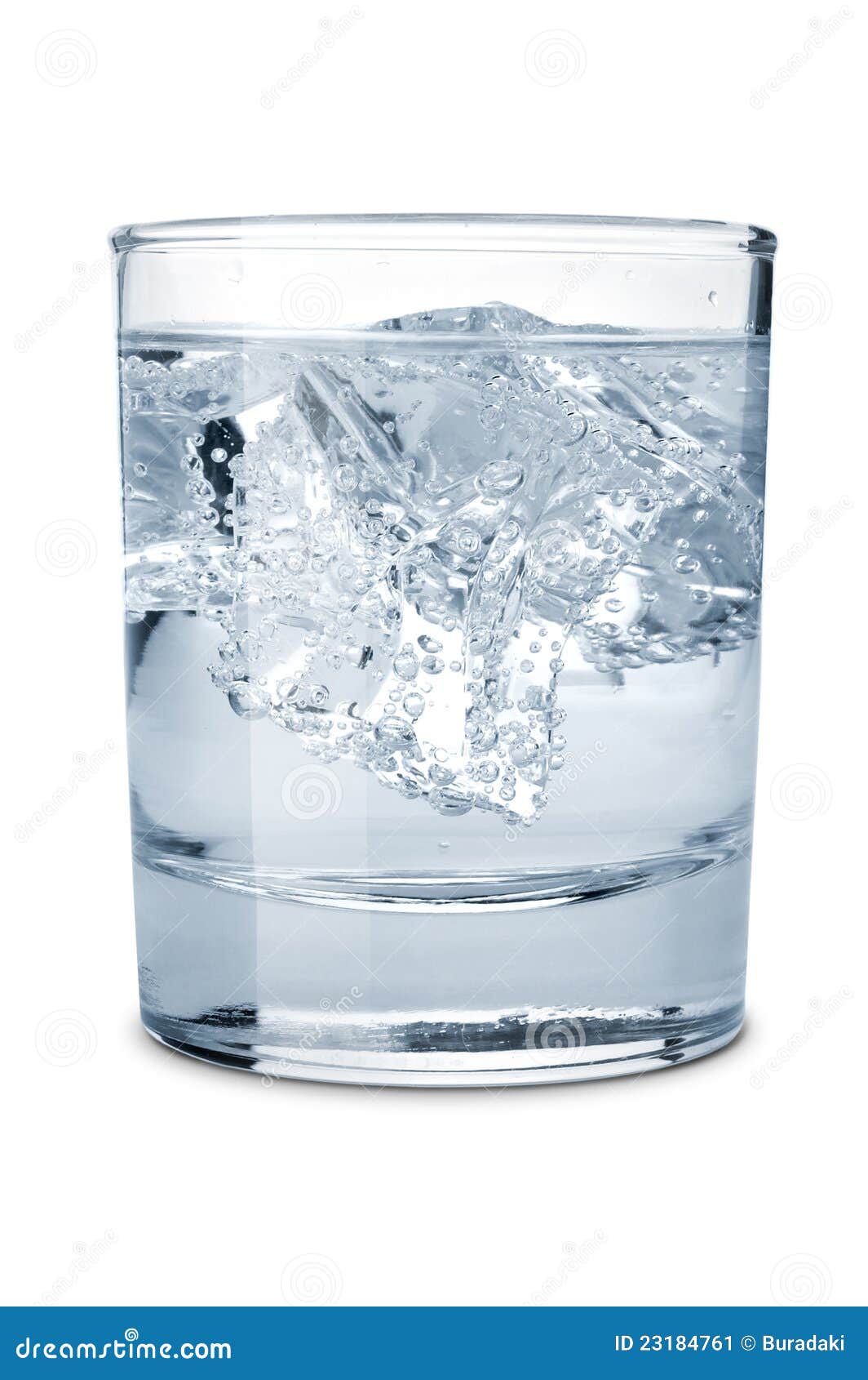 L'eau Avec De La Glace Dans La Glace Image stock Image du solide