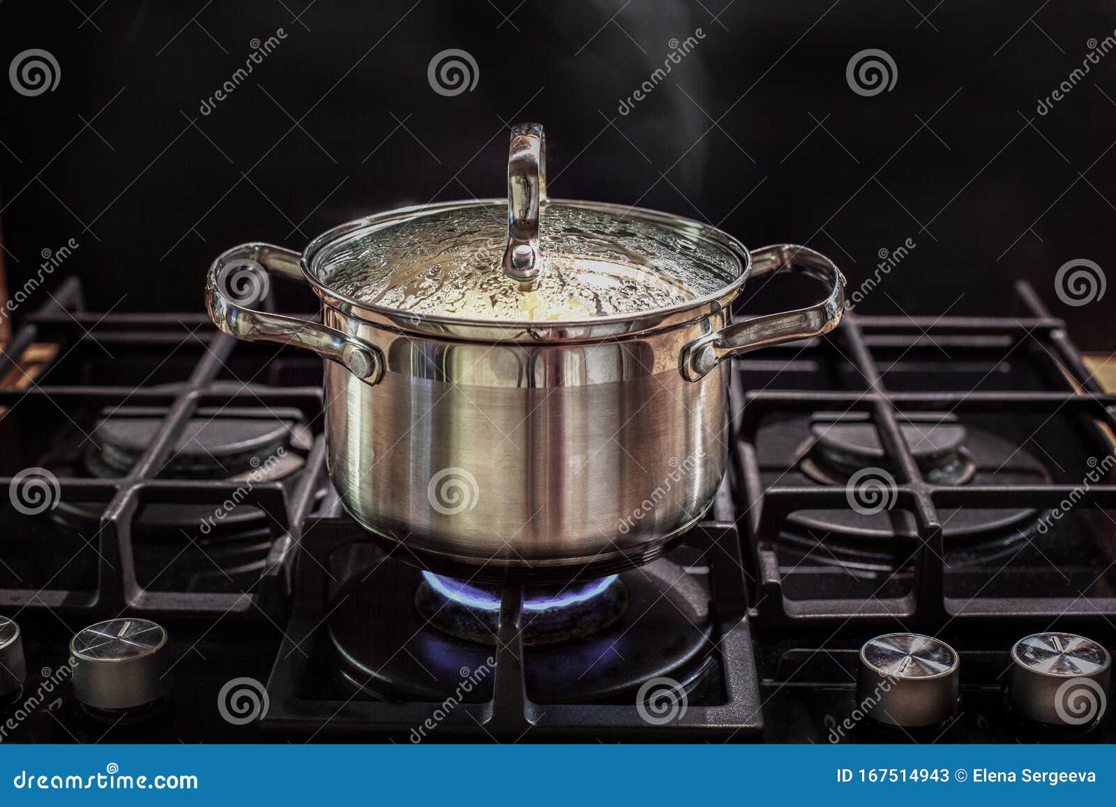 L'eau Bouillante Dans Une Casserole Sous Le Couvercle, Faire Cuire