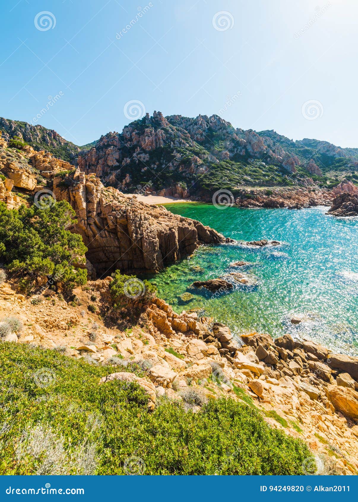 L'eau Claire En Plage De Li Cossi, Costa Paradiso Photo stock Image du waterfront, été 94249820