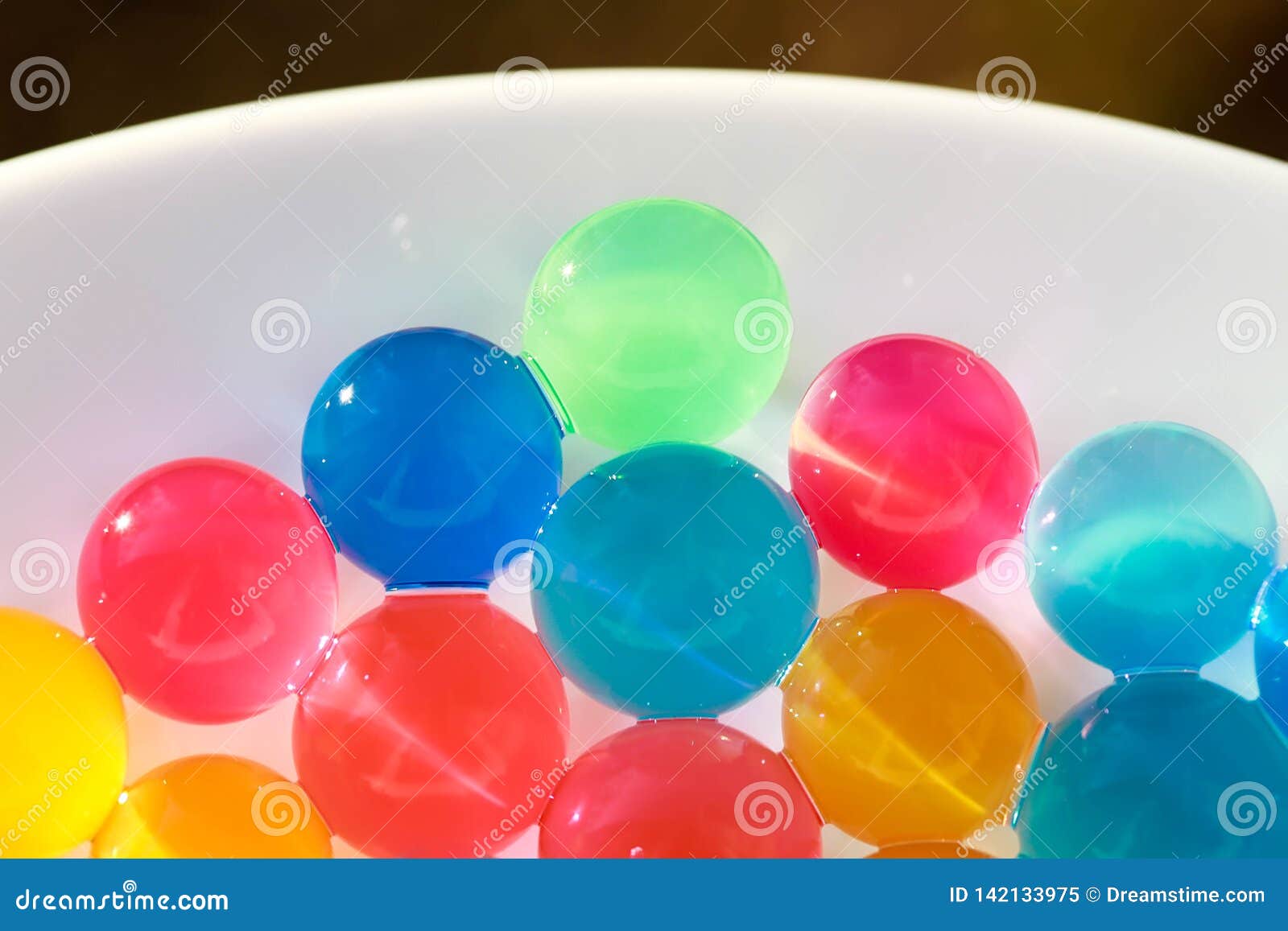 L'eau a Coloré Des Boules De Gel D'un Plat Blanc Gel De Polymère Silicagel  Boules D'hydrogel Bleu Boule Liquide En Cristal Avec L Image stock - Image  du coloré, billes: 142133975