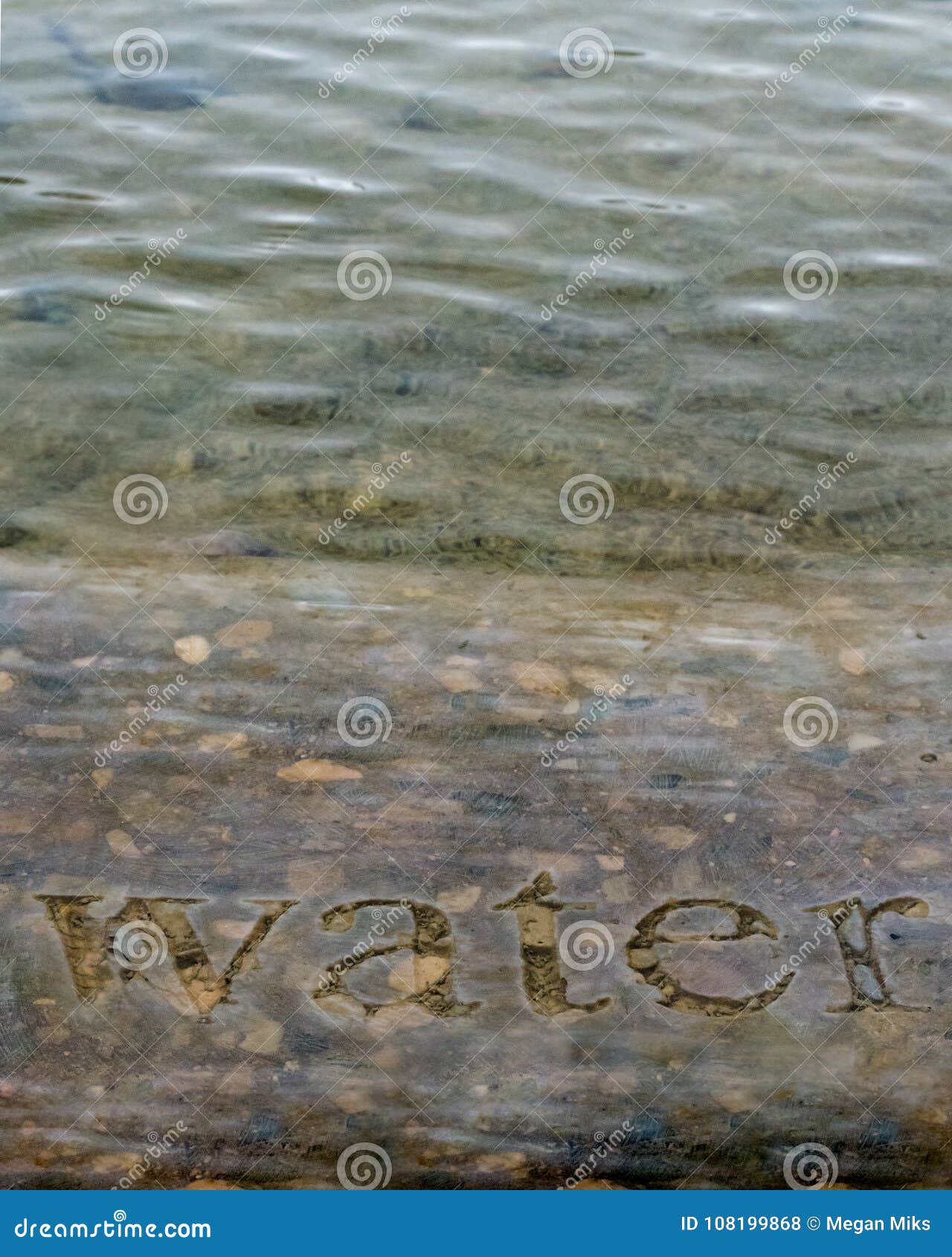 L'eau dans la verticale en pierre. L'eau de Word a découpé dans la pierre dans une fontaine