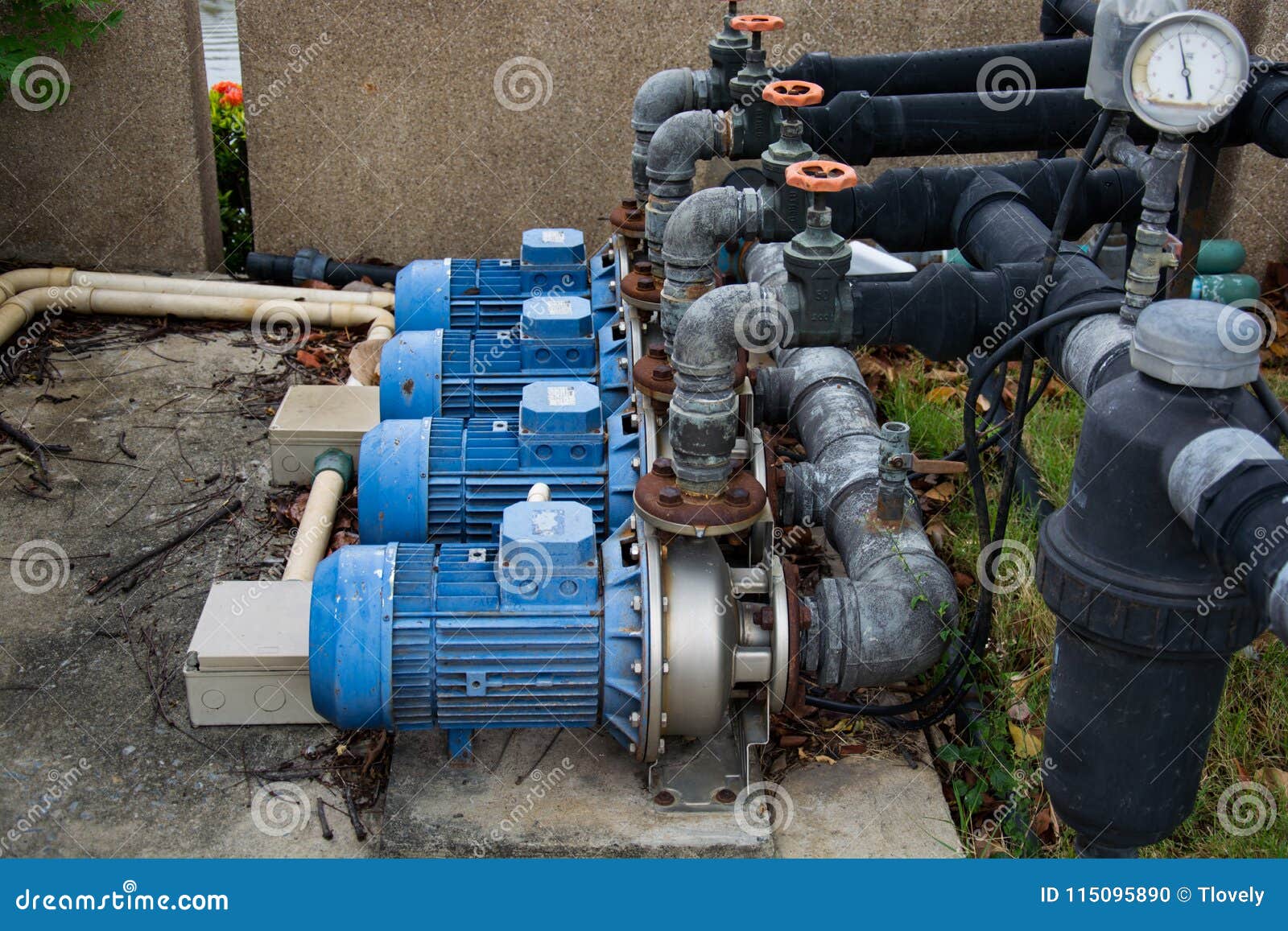 L'eau de pompe à moteur photo stock. Image du tuyau - 115095890