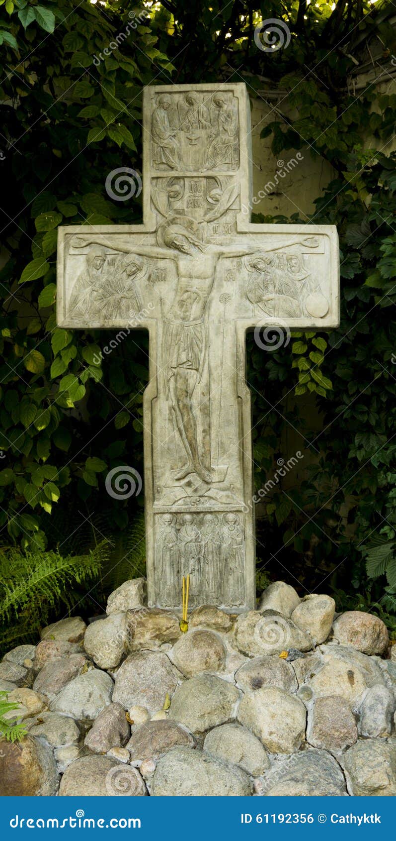 L'eau en pierre sacrée transversale du monastère s d'homme de fontaine d'écoulements d'ouvertures Bas-relief de crucifix