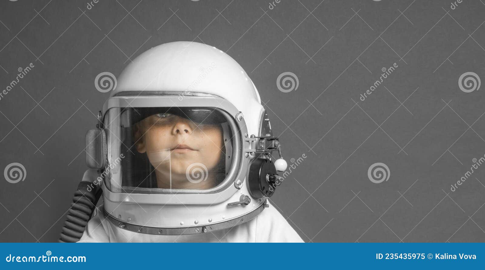 L'enfant étudie à Distance à L'école Avec Un Casque Astronaute