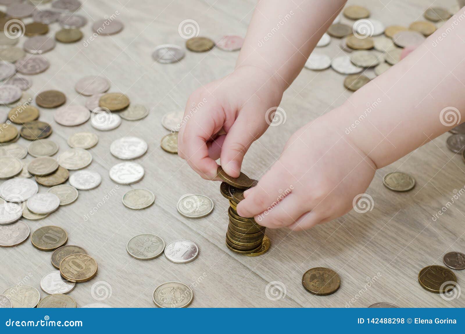 L'enfant Construit Une Tour Des Pièces De Monnaie Photo stock - Image du  apprendre, doigt: 142488298