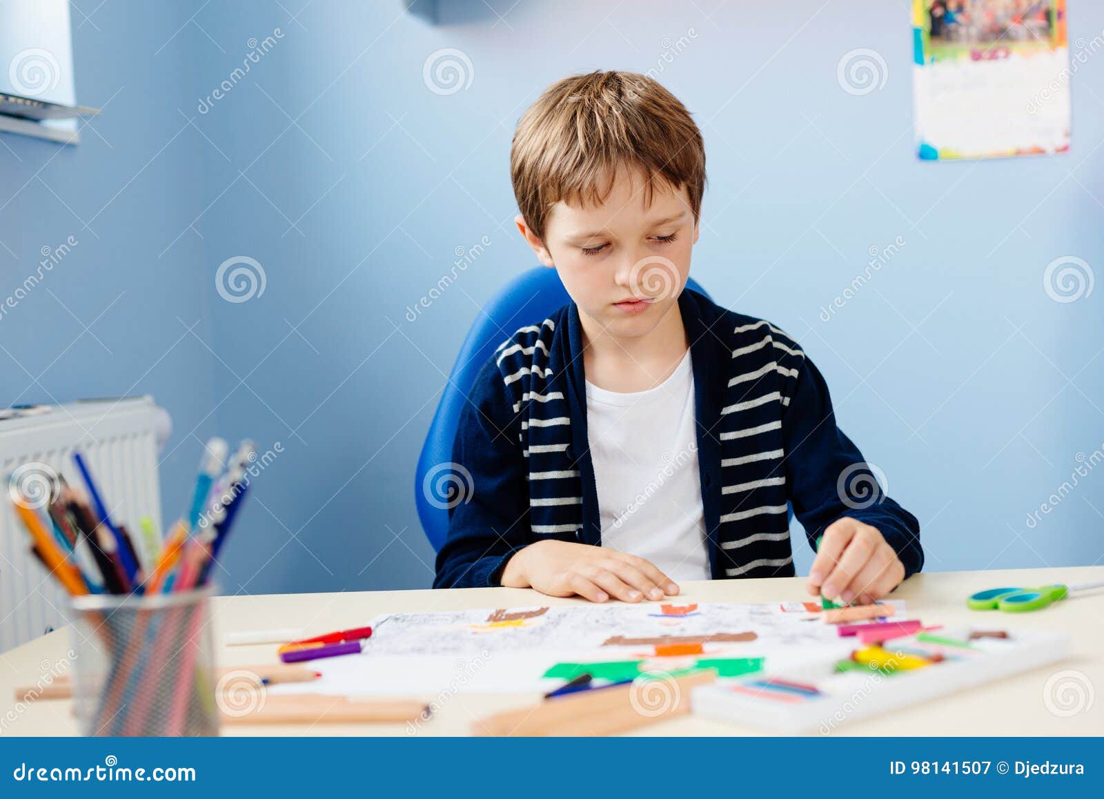 L'enfant Dessine Un Dessin En Pastel De Son Professeur Dans La Classe  D'école Image stock - Image du pastel, retrait: 98141507