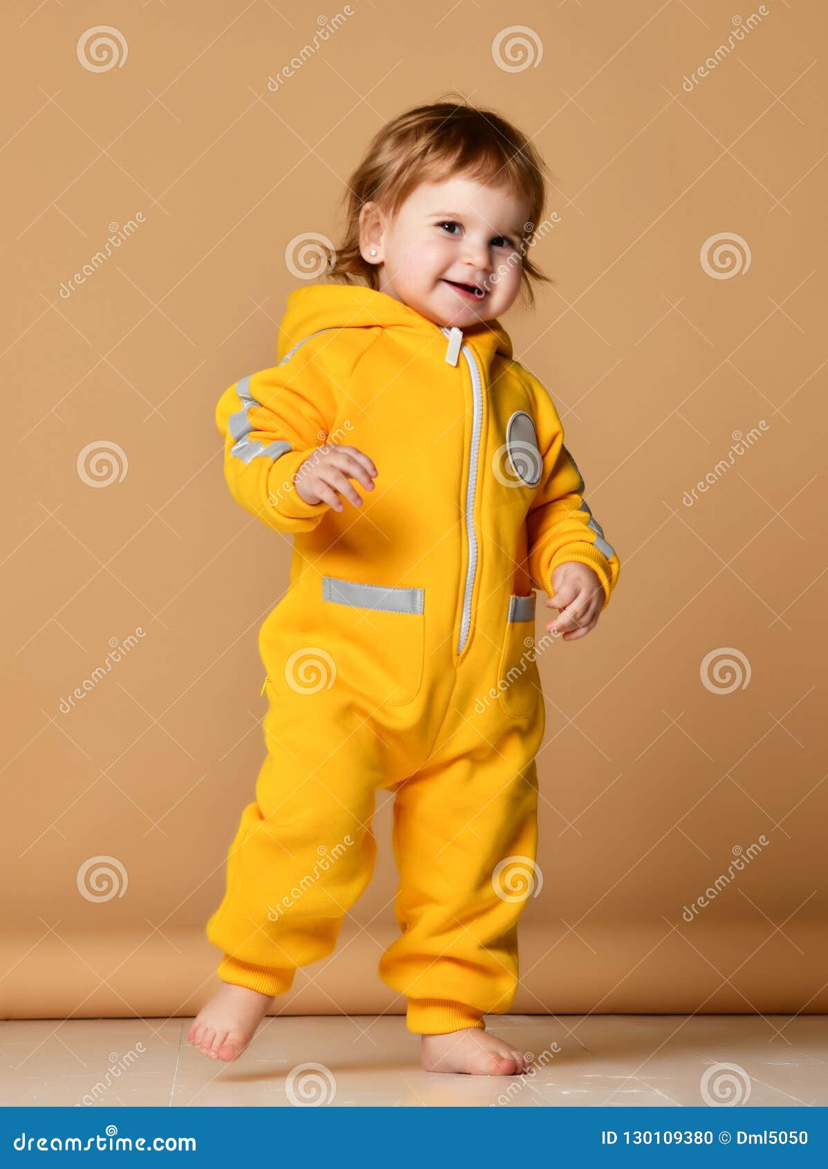 L Enfant En Bas Age Infantile D Enfant De Bebe D Enfant Dans Des Combinaisons Jaunes D Hiver Font A Des Premieres Etapes Le Souri Photo Stock Image Du Joie Parent L Enfant En Bas Age Infantile D Enfant De Bebe D Enfant Dans Des Combinaisons Jaunes D Hiver Font A Des Premieres Etapes Le Souri Photo Stock Image Du Joie Parent