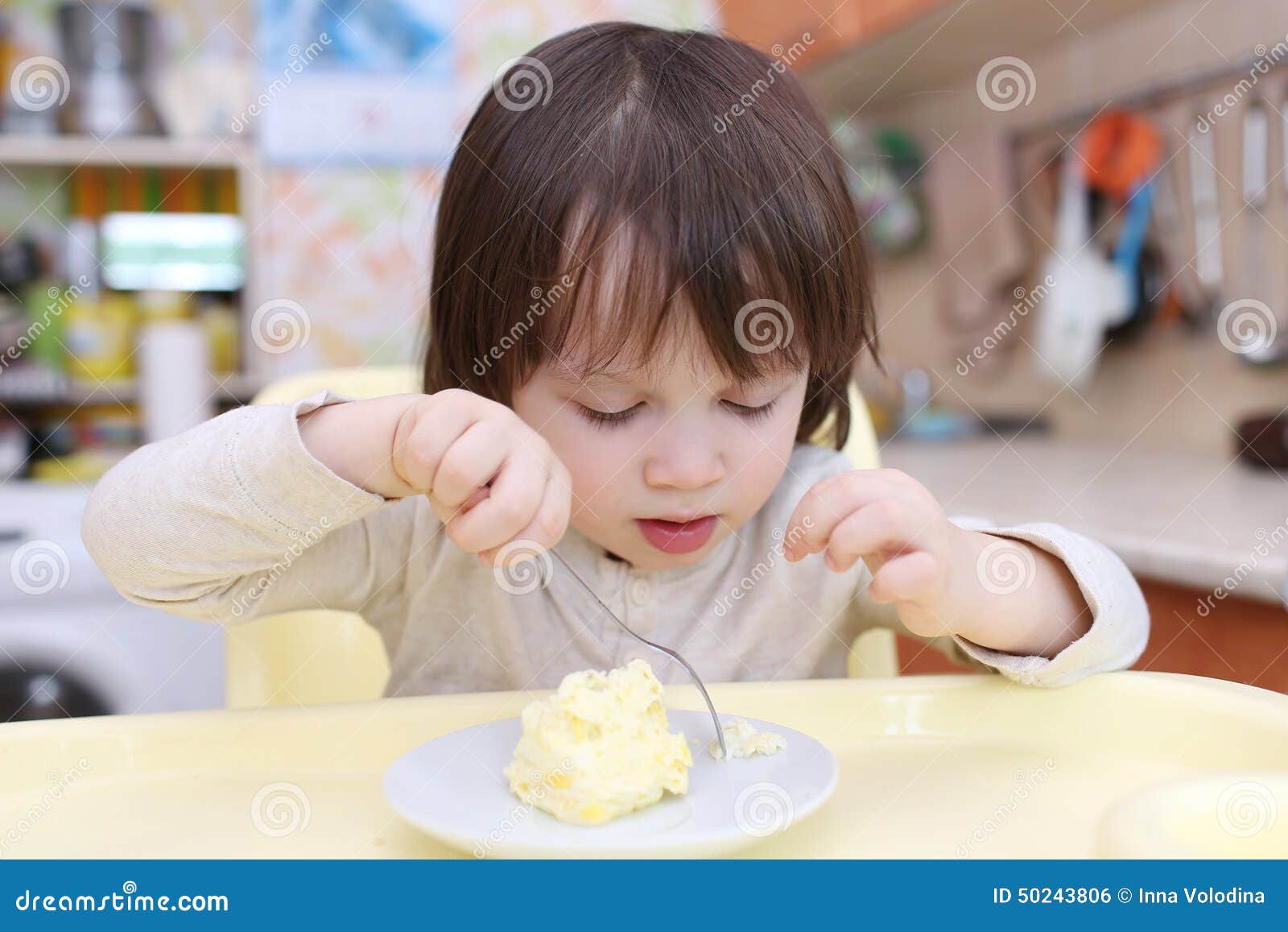 L Enfant En Bas Age Mange L Omelette Photo Stock Image Du Gosse Mangez L Enfant En Bas Age Mange L Omelette Photo Stock Image Du Gosse Mangez