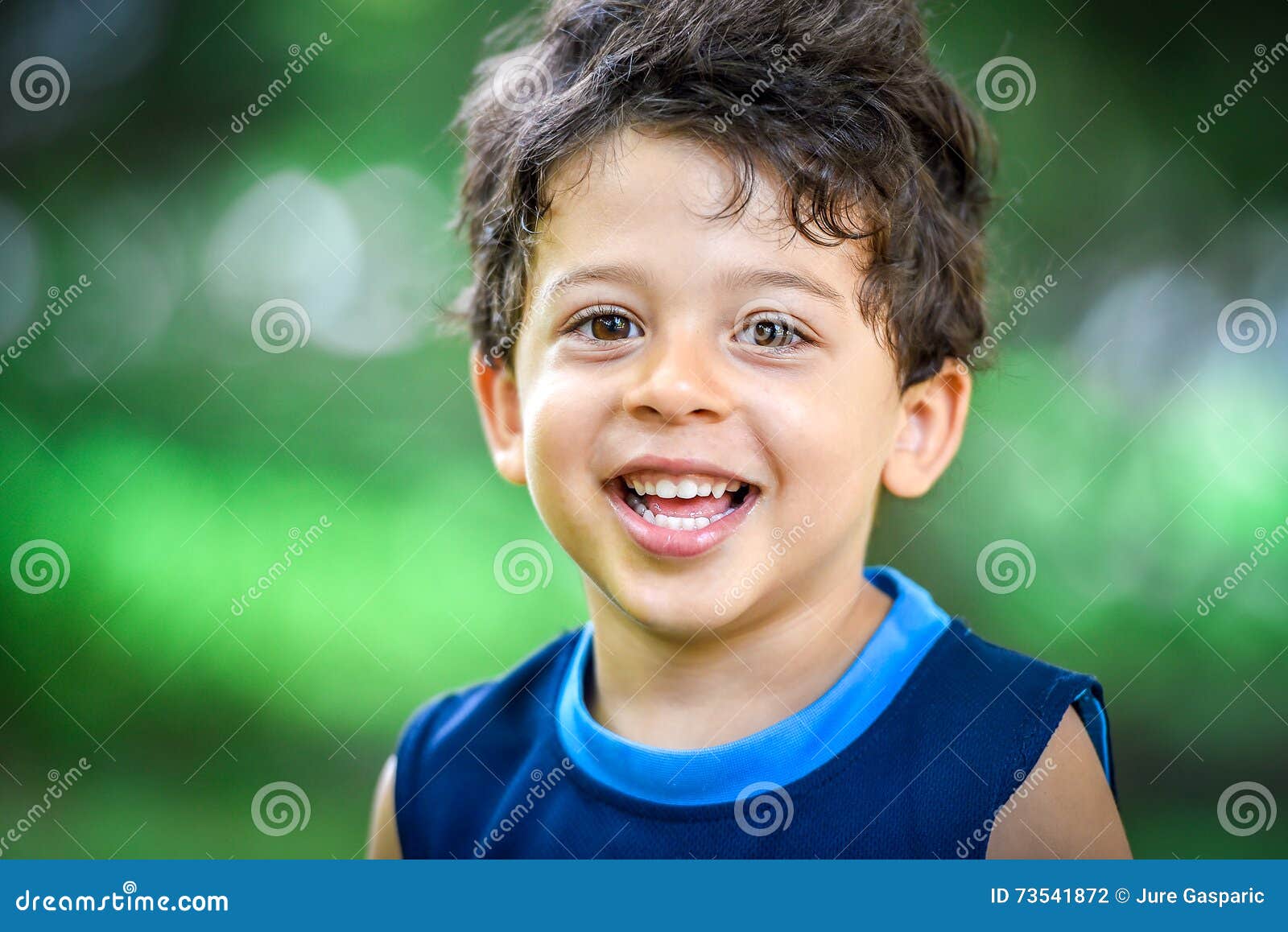 Heureux Enfant Petit Garçon De 4 Ans Souriant à L'extérieur