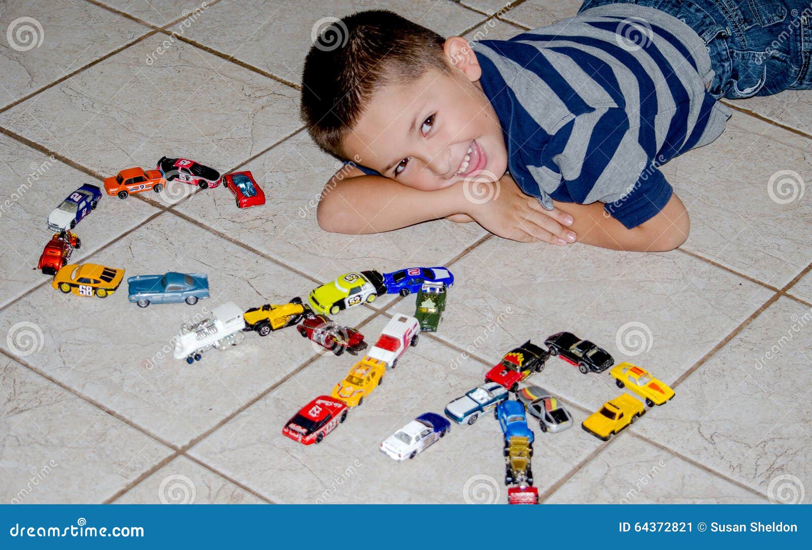 Beau Bébé Mignon Jouant à La Voiture Enfants Voiture Jouets De