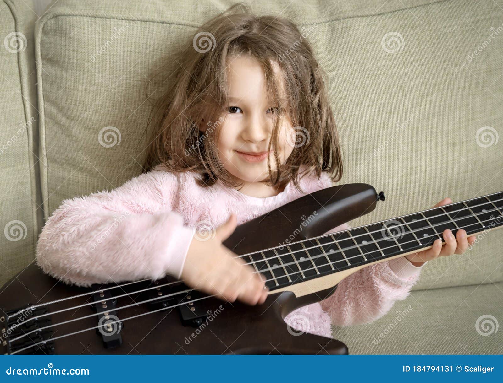 Portrait De Bébé Jouant De La Guitare