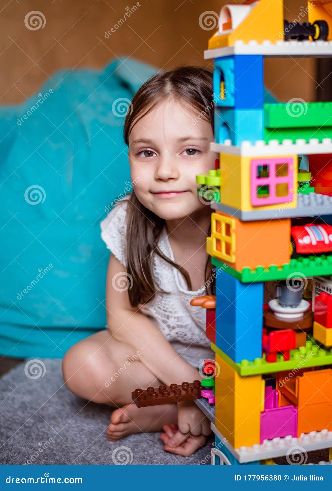 L'enfant Joue Avec Les Bloks Colorés De Lego Dans Sa Chambre. Gros Plan.  Photo stock - Image du plastique, illustration: 177956380