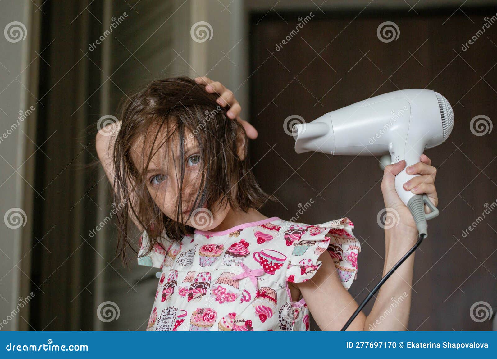 L'enfant Sèche Ses Cheveux Avec Sèche-cheveux Photo stock - Image du  indépendance, beauté: 277697170