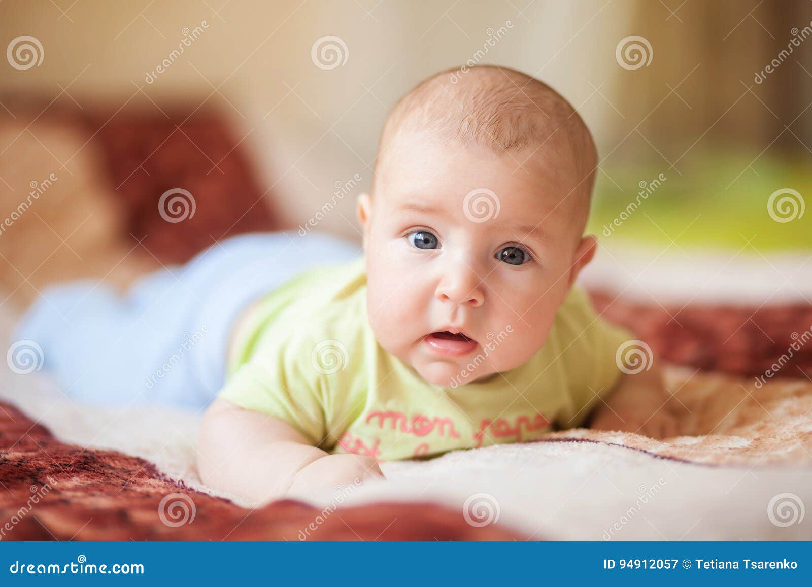 L'enfant Se Trouve Sur Son Estomac Image stock Image du petit