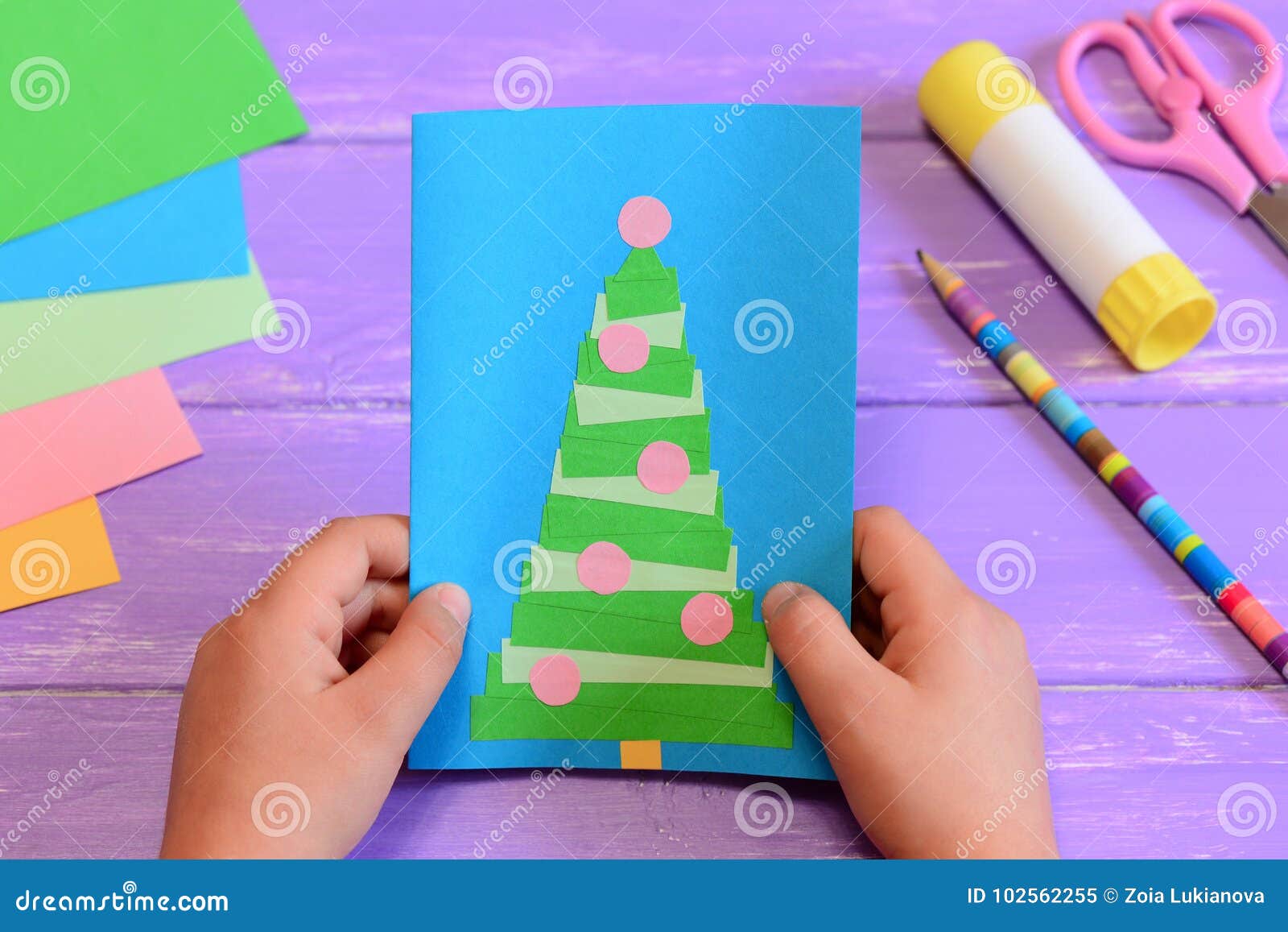 L Enfant Tient Une Carte De Voeux De Noel Dans Des Ses Mains L Enfant A Fait Une Carte De Voeux De Papier Avec Un Arbre De Noel P Image Stock Image Du L Enfant Tient Une Carte De Voeux De Noel Dans Des Ses Mains L Enfant A Fait Une Carte De Voeux De Papier Avec Un Arbre De Noel P Image Stock Image Du