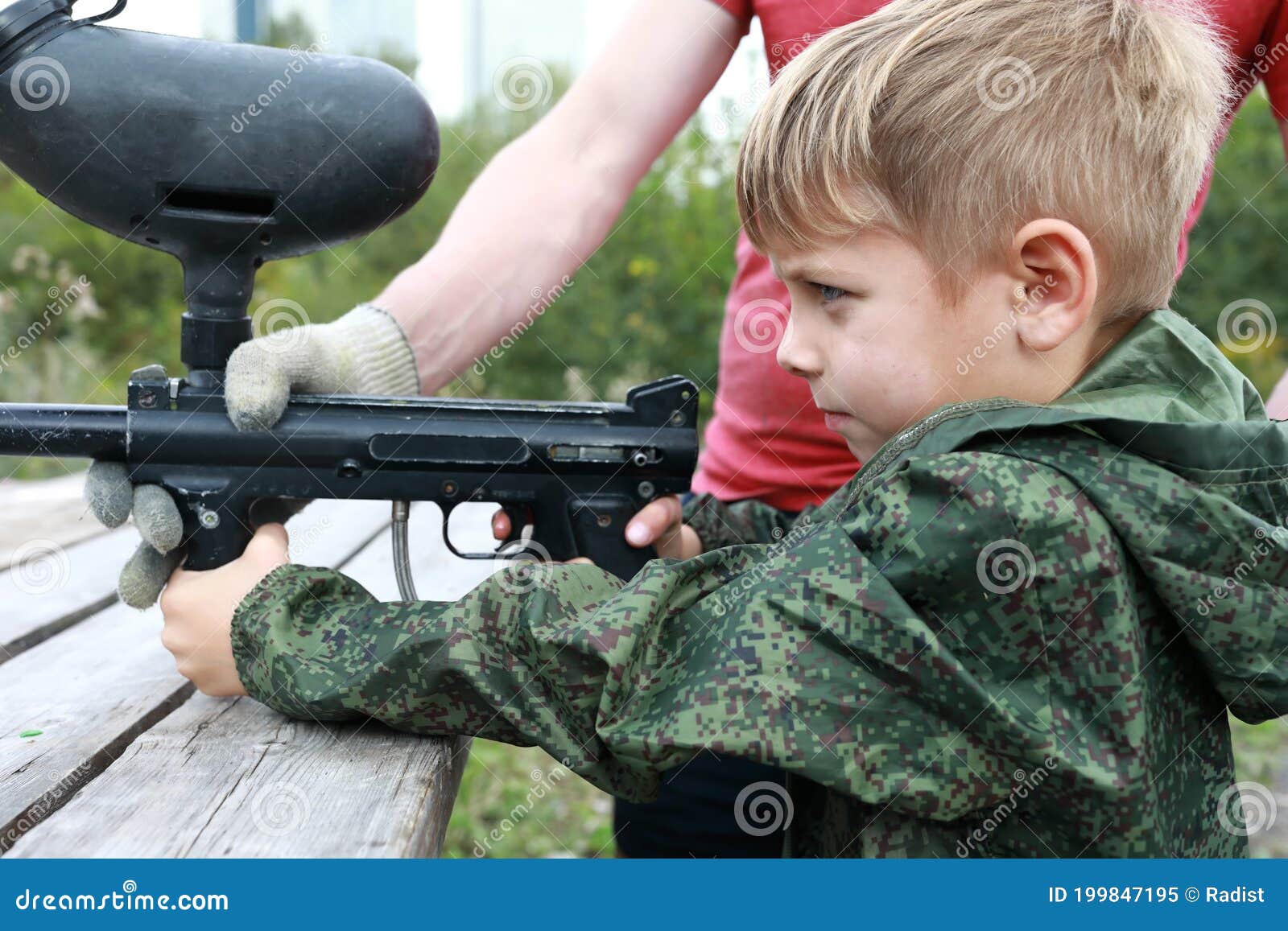 Paintball, cible ou portrait d'un homme avec un fusil dans un jeu