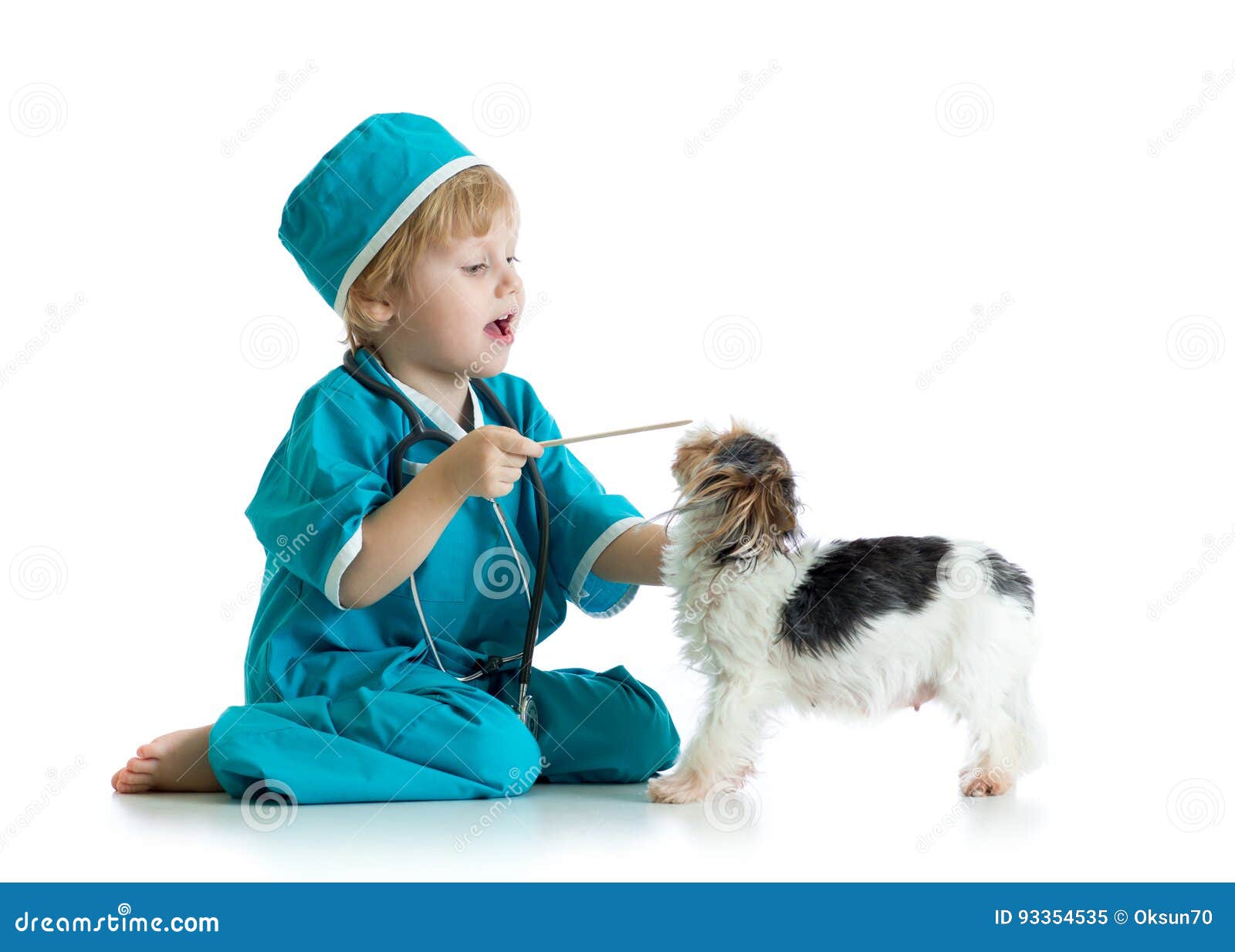L'enfant Weared Des Vêtements De Docteur Jouant Le Vétérinaire Avec Le  Chien Image stock - Image du soin, gibier: 93354535