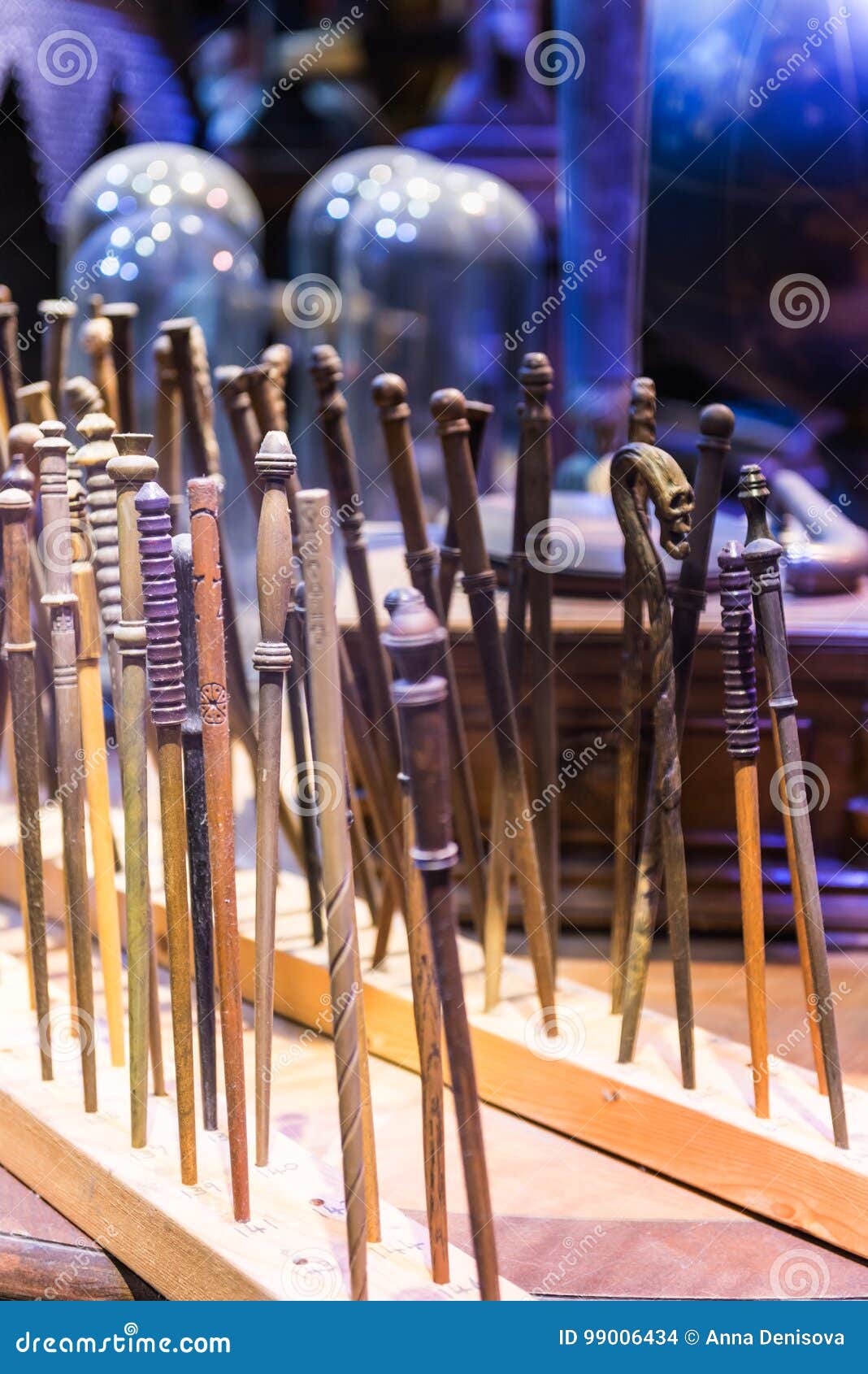 https://thumbs.dreamstime.com/z/l-ensemble-de-baguettes-magiques-utilis%C3%A9es-en-films-au-sujet-harry-potter-feuilles-99006434.jpg