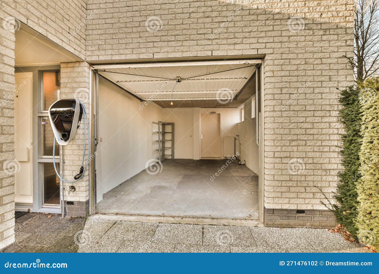 L'entrée D'un Bâtiment Avec Une Porte De Garage Ouverte Photo