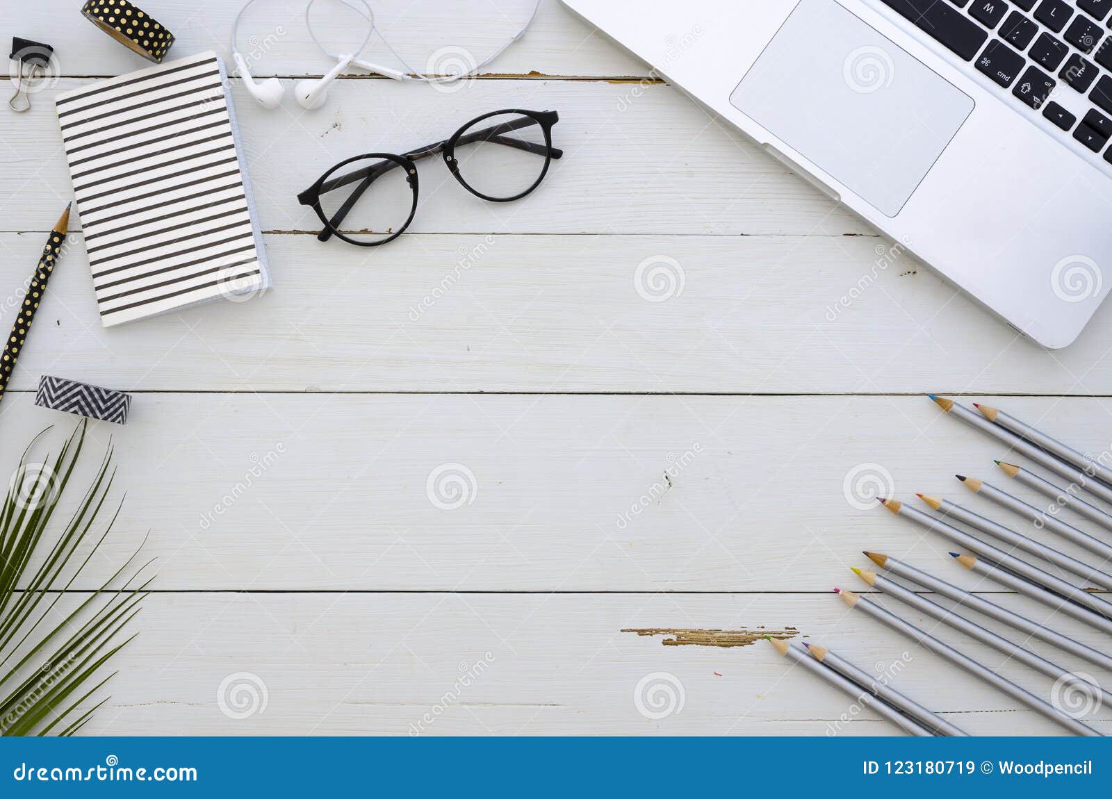 L Espace De Travail D Artiste Avec L Ordinateur Portable Verres A Colore Des Crayons Et Des Boules Quies Blanches Citation D In Image Stock Editorial Image Du Abstrait Affaires L Espace De Travail D Artiste Avec L Ordinateur Portable Verres A Colore Des Crayons Et Des Boules Quies Blanches Citation D In Image Stock Editorial Image Du Abstrait Affaires