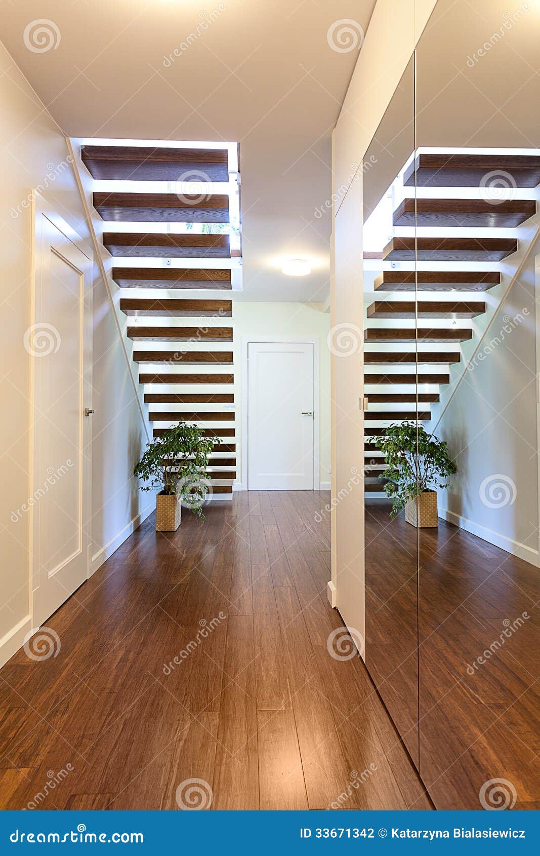 L'espace lumineux escalier de miroir photographie stock image ...