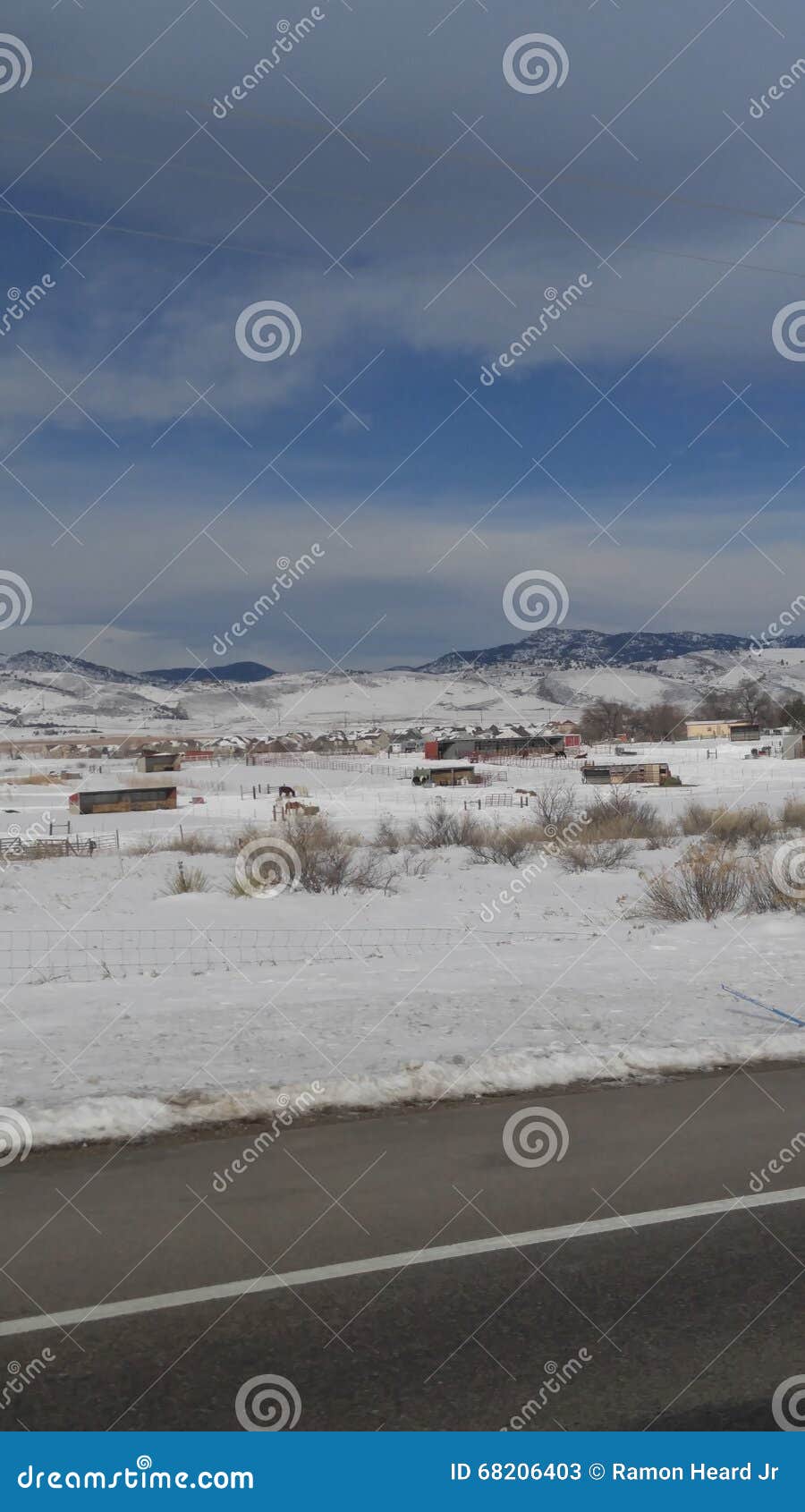 L'espace ouvert. Je suis du côté de la route dans le Colorado du nord