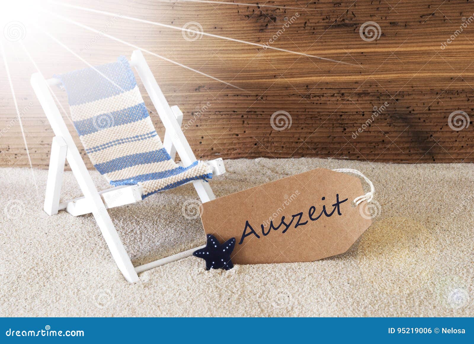 L'estate Sunny Label, mezzi di Auszeit si rilassa. Sunny Summer Label With Sand e fondo di legno invecchiato I mezzi tedeschi di Auszeit del testo si rilassano Sdraio per la sensibilità di vacanza o di festa