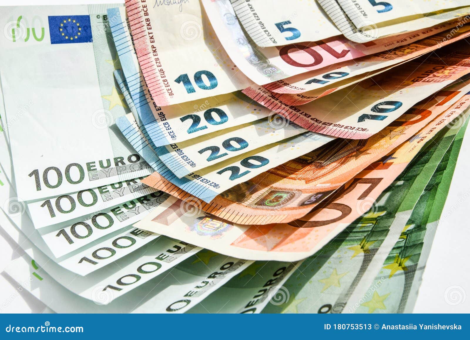 L'euro Est La Monnaie De L'euro Fond D'argent De L'Union Européenne De  Plusieurs Billets En Valeur Différente Image stock - Image du côté, compte:  180753513