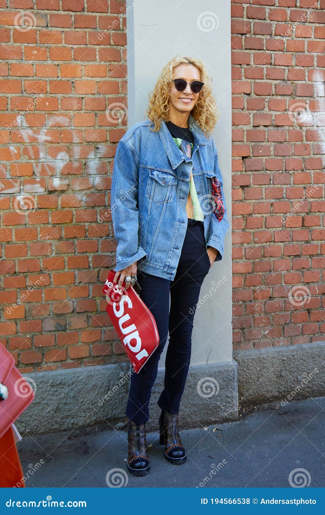 L'halimi Elina Avec La Veste De Jeans Et Sac Suprême Rouge Avant Rue De La  Semaine De Mode De Milan Fashion Show De Fendi Photo stock éditorial -  Image du sunglasses, type