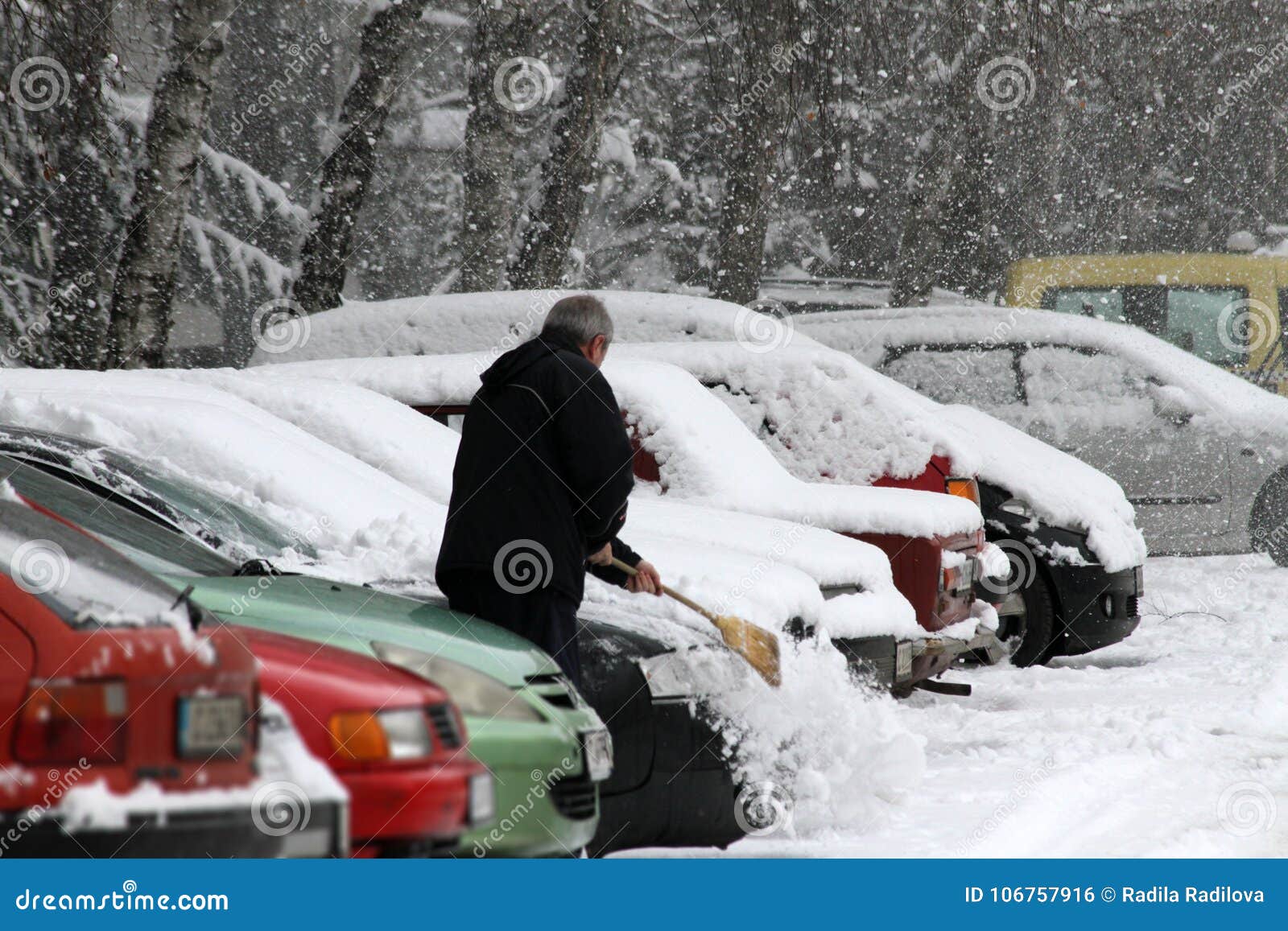 L'hiver Un Homme Avec Un Balai Nettoie La Voiture De La Neige Sur La Rue  Après Grande Tempête De Neige Dans La Ville, Toutes Les Photo éditorial -  Image du ensuite, montréal