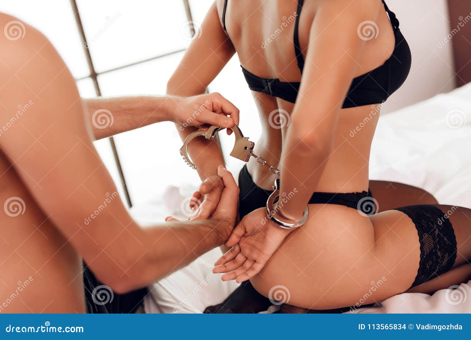 L'homme Adulte Est Menotté à La Femme Passionnée Dans La Lingerie Sur Le  Lit Dans La Chambre à Coucher Jeux Intimes D'adulte Photo stock - Image du  hommes, étreindre: 113565834