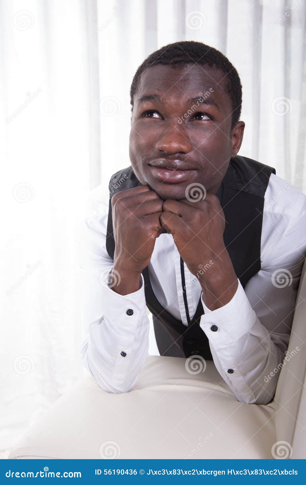 L'homme Africain Attirant Pose Photo stock Image du fermer, type