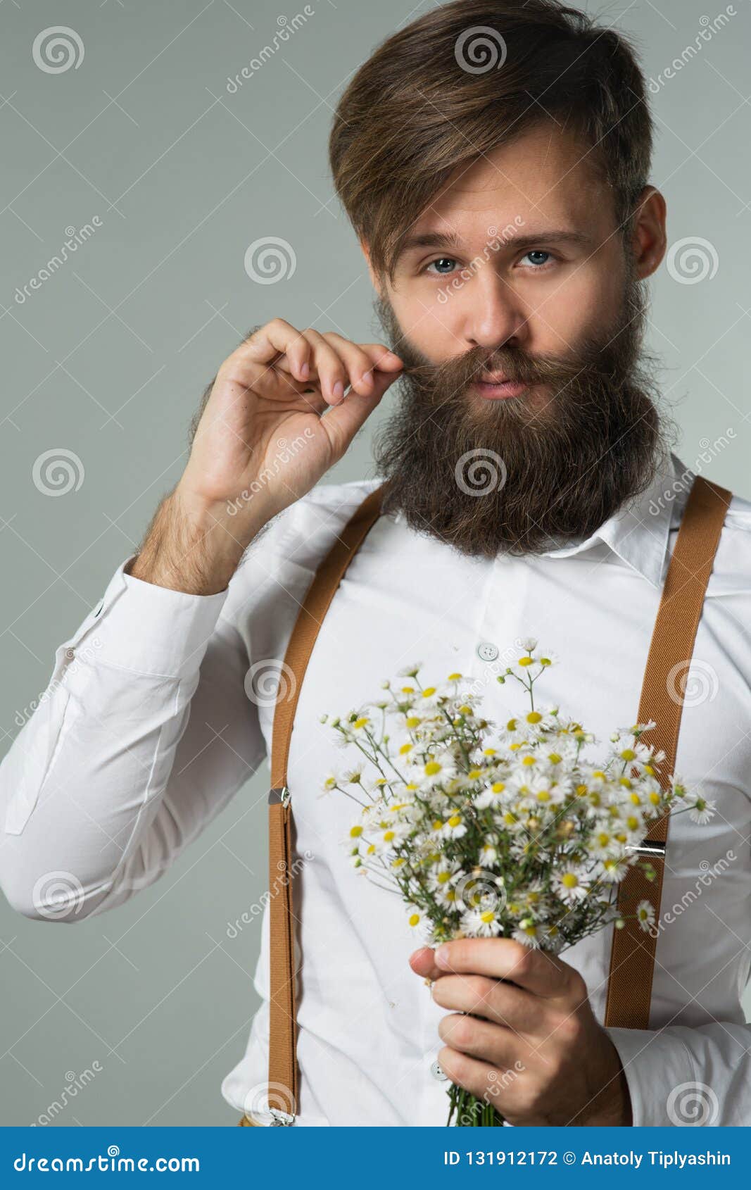 L'homme Avec Des Fleurs De Marguerite a Décoré La Barbe Dans La Chemise  Blanche Et Suspen Photo stock - Image du verticale, coiffure: 131912172