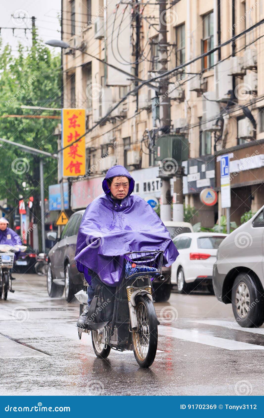 L'homme Chinois S'est Habillé Dans Les Vêtements Imperméables Sur Un E-vélo  Changhaï, Chine Image stock éditorial - Image du asphalte, déluge: 91702369