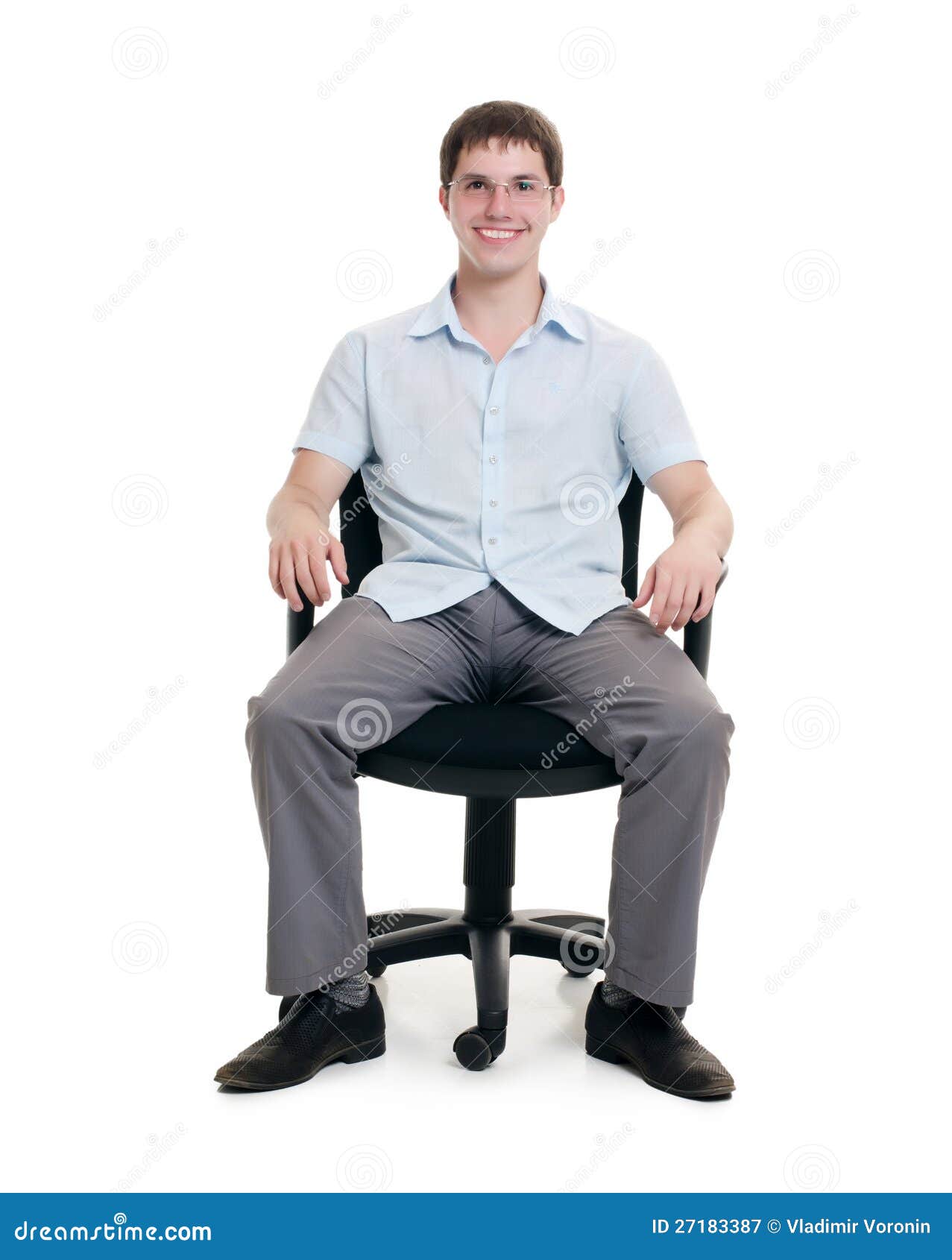Мужчина сидит расставив ноги. Мужчина сидит. Человек в кресле. Человек сидит на стуле. Мужчина сидит в кресле.