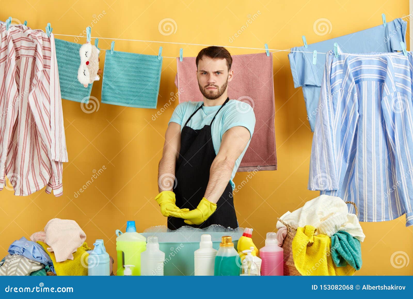 L Homme Drole Est Pret A Faire Des Travaux Du Menage Photo Stock Image Du Renfrogne Prise