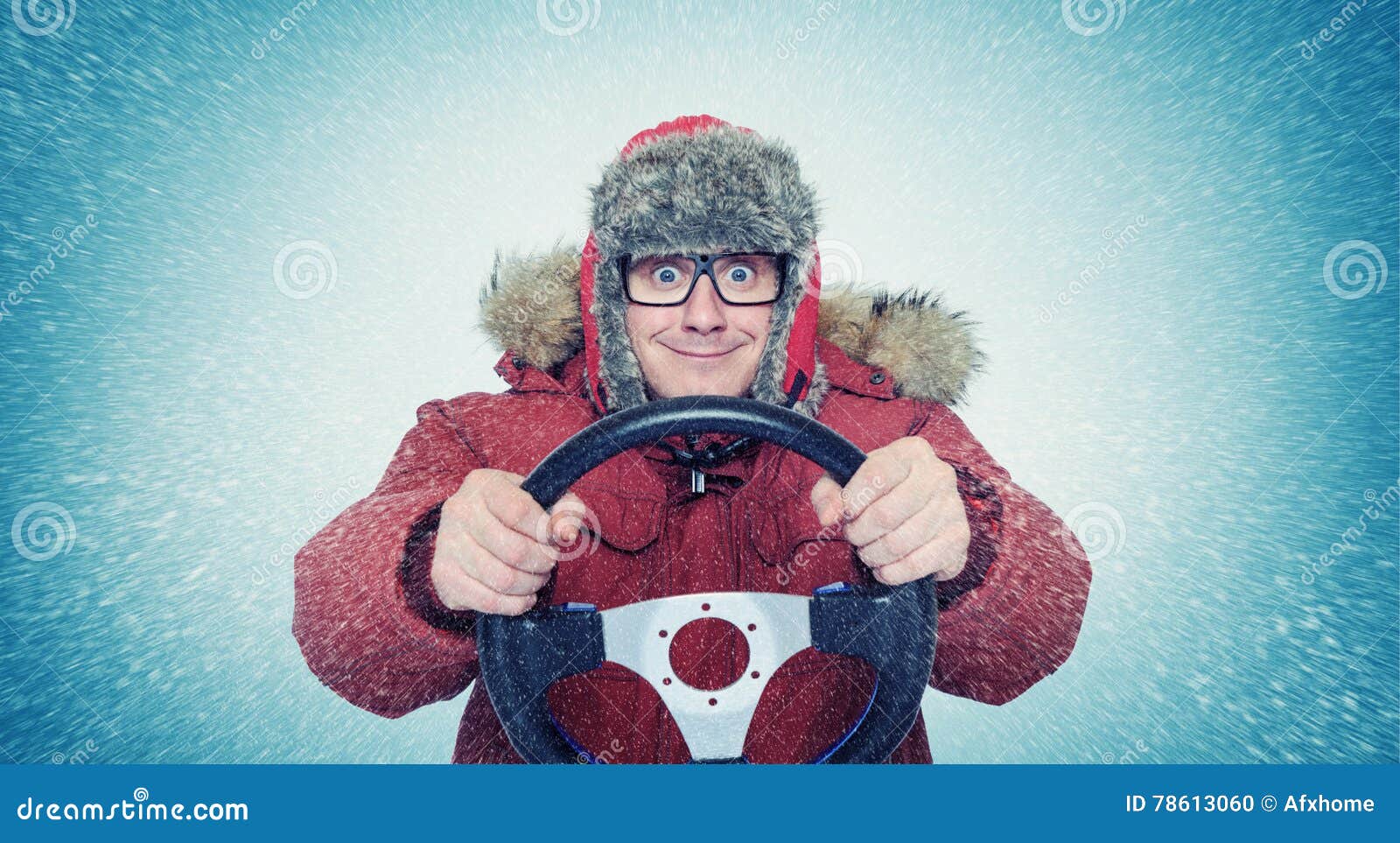 Lhomme Drôle En Hiver Vêtx Avec Le Volant Tempête De Neige