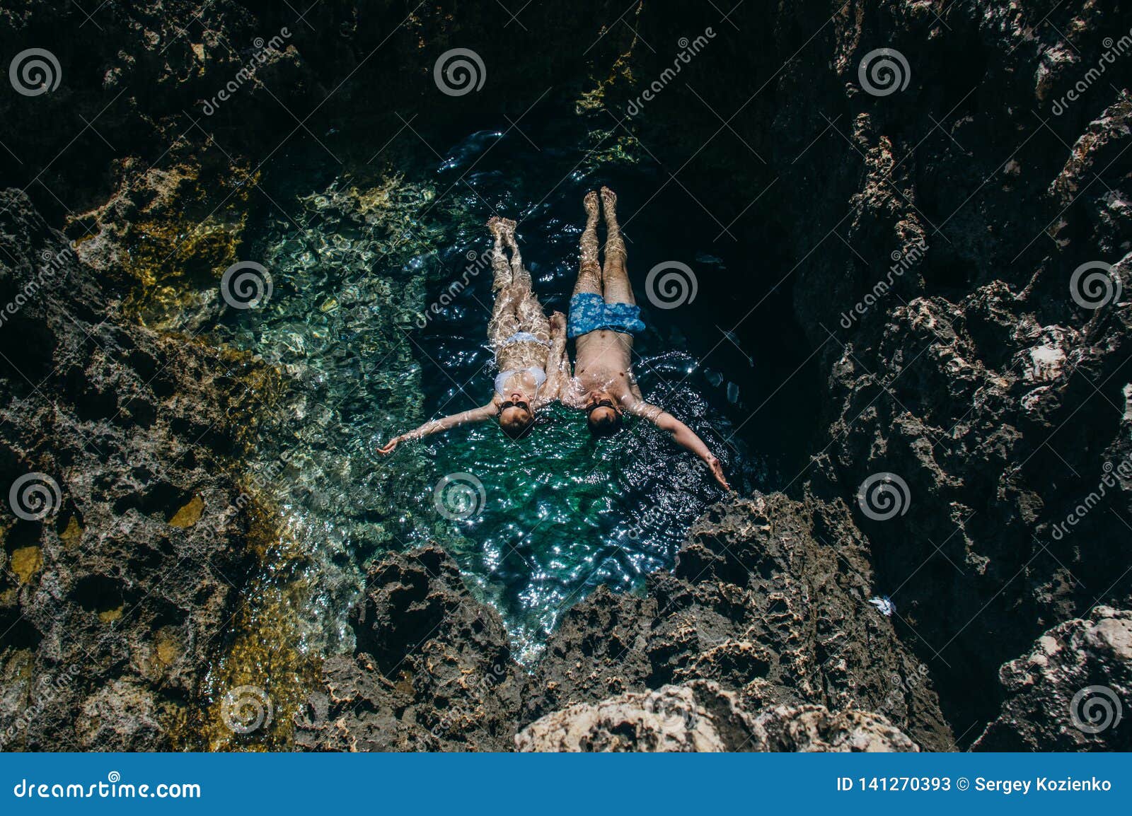 L'homme Et La Femme Nagent Ensemble Dans La Piscine Image stock - Image ...