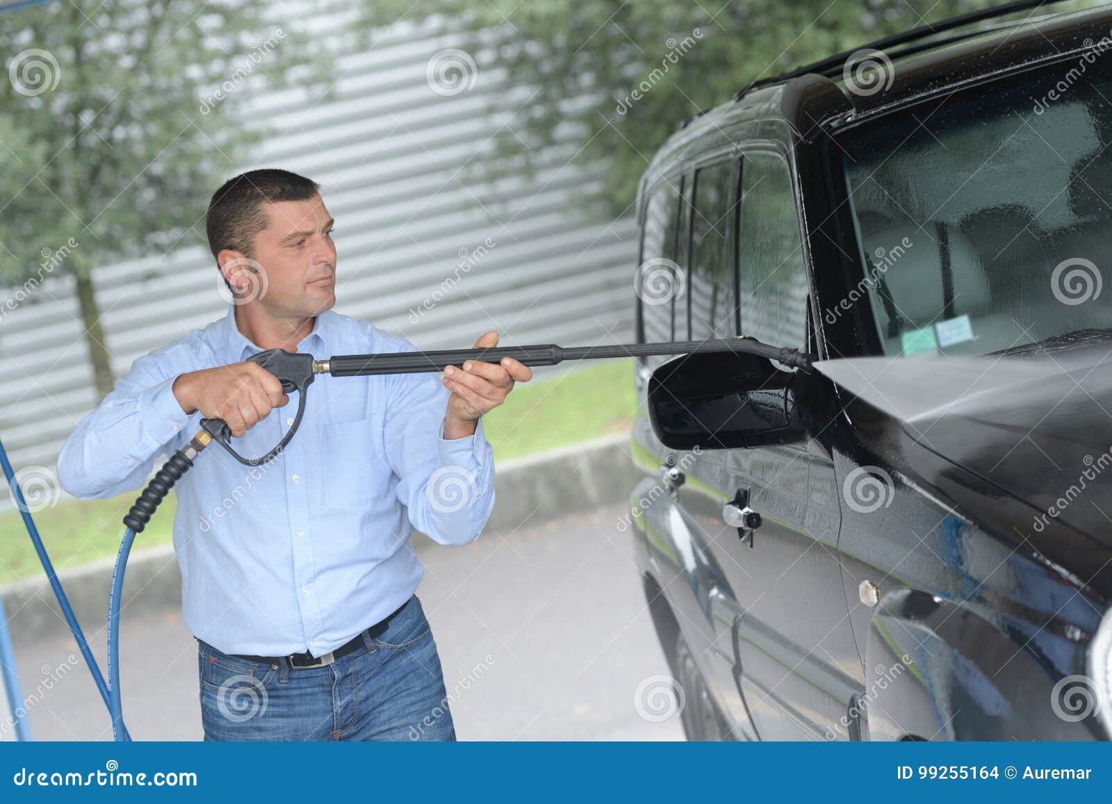 Lavage De Voiture Avec Karcher. L'homme Lave La Voiture Noire Photo stock -  Image du automobile, masculin: 210132448