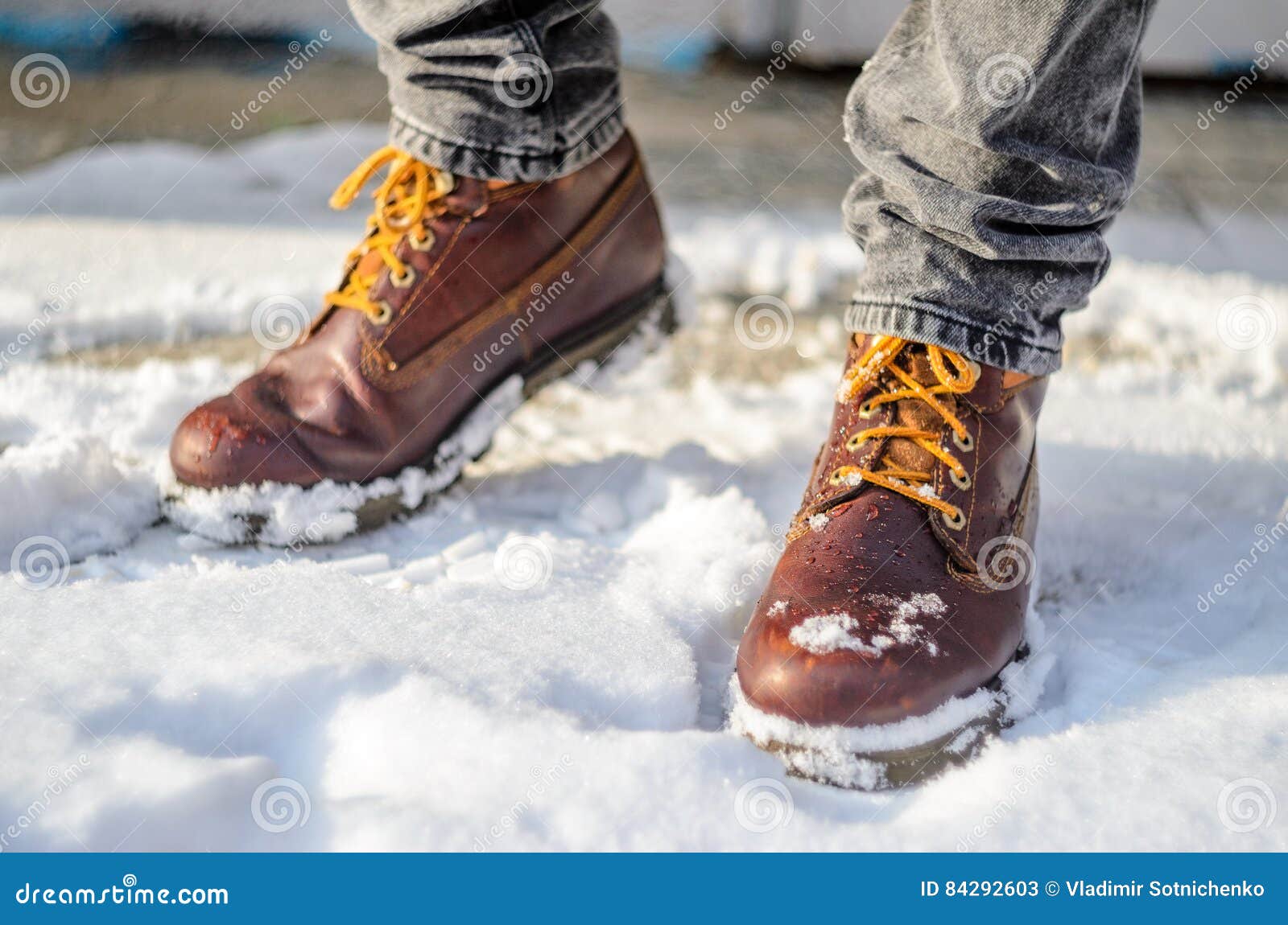 L'homme Marche Dans La Neige Pieds Chaussés Dans Les Bottes Brunes D'hiver  Image stock - Image du occasionnel, froid: 84292603