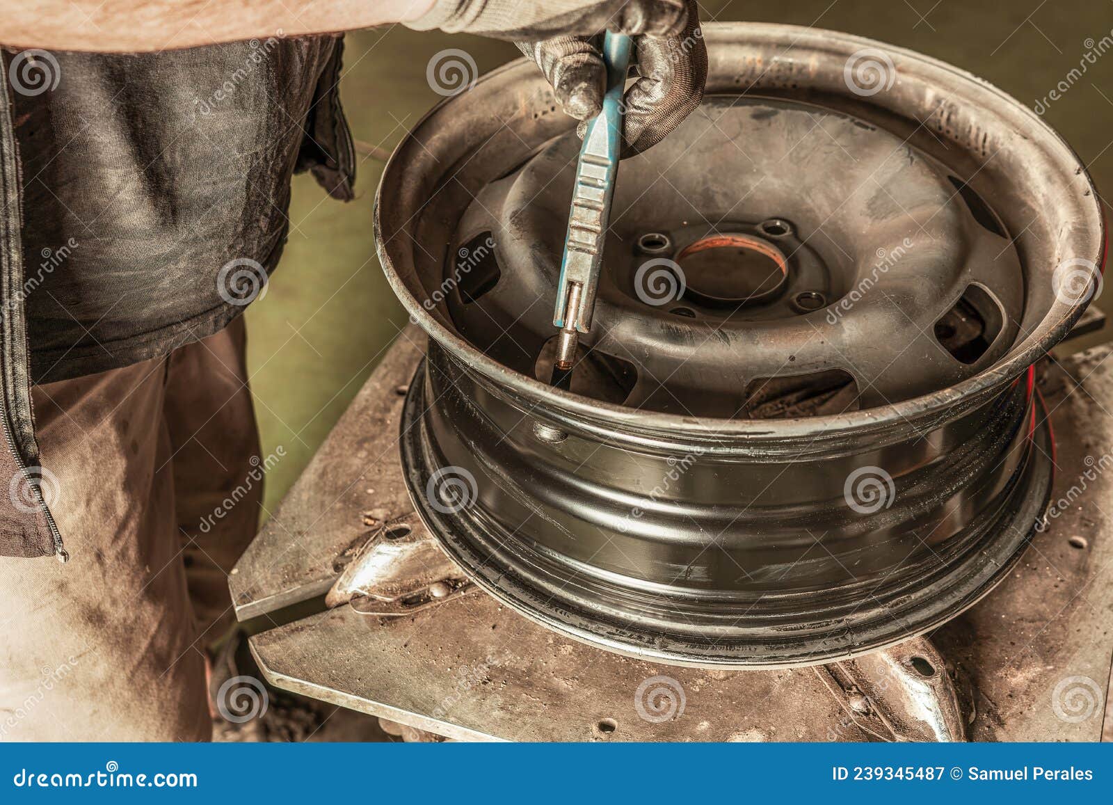 L'homme Met Une Valve Dans Une Roue Qu'il Répare Dans Un Garage Sale Image  stock - Image du roue, changement: 239345487