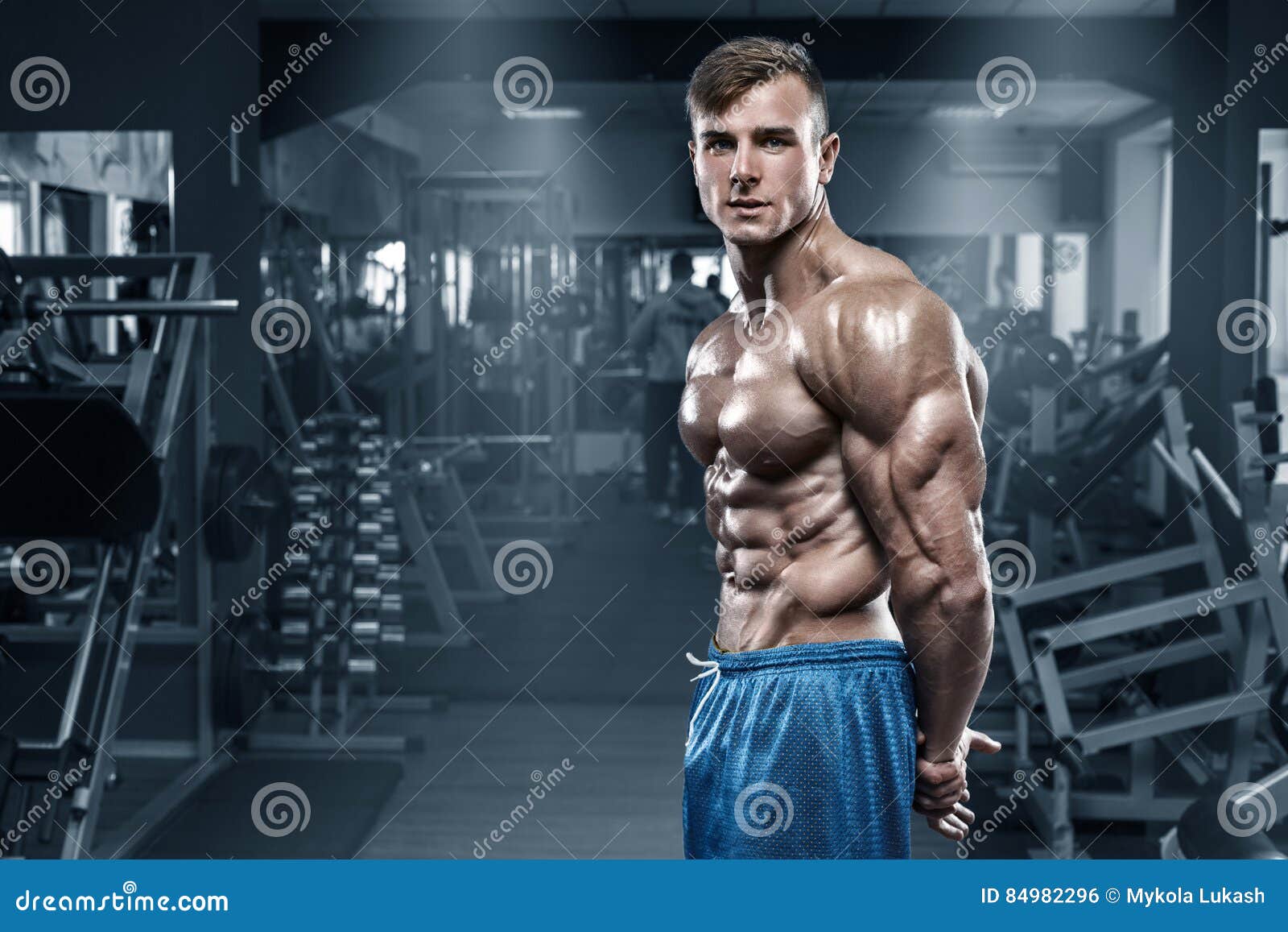 L Homme Musculaire Sexy Dans Le Gymnase Abdominal Form Montrant