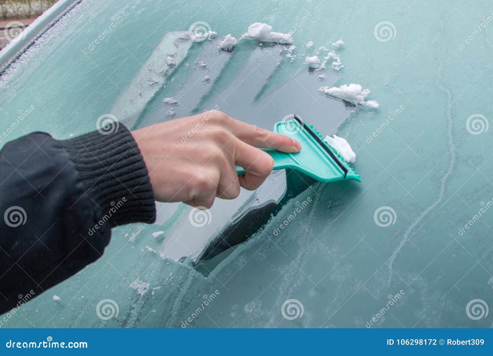 L'homme Nettoie La Fenêtre De Voiture Congelée Avec Le Grattoir De Glace  Photo stock - Image du temps, froid: 106298172