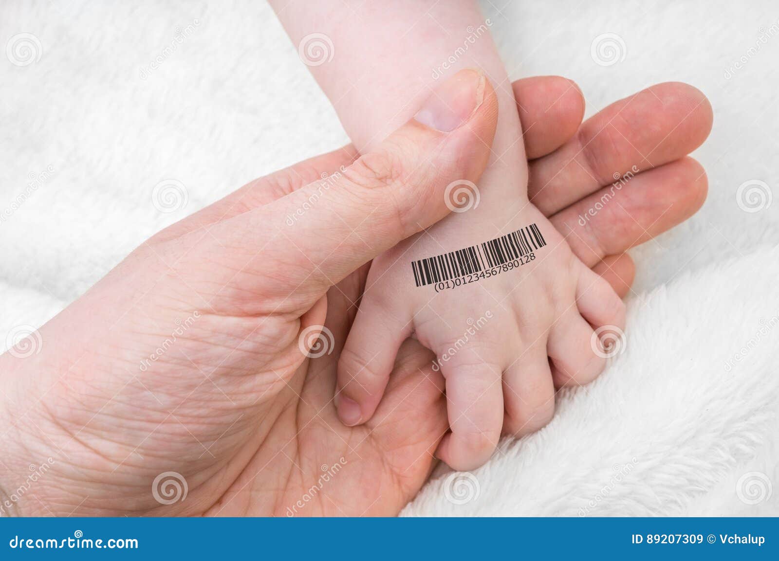 Lhomme Tient La Main Dun Bébé Avec Le Code Barres Là