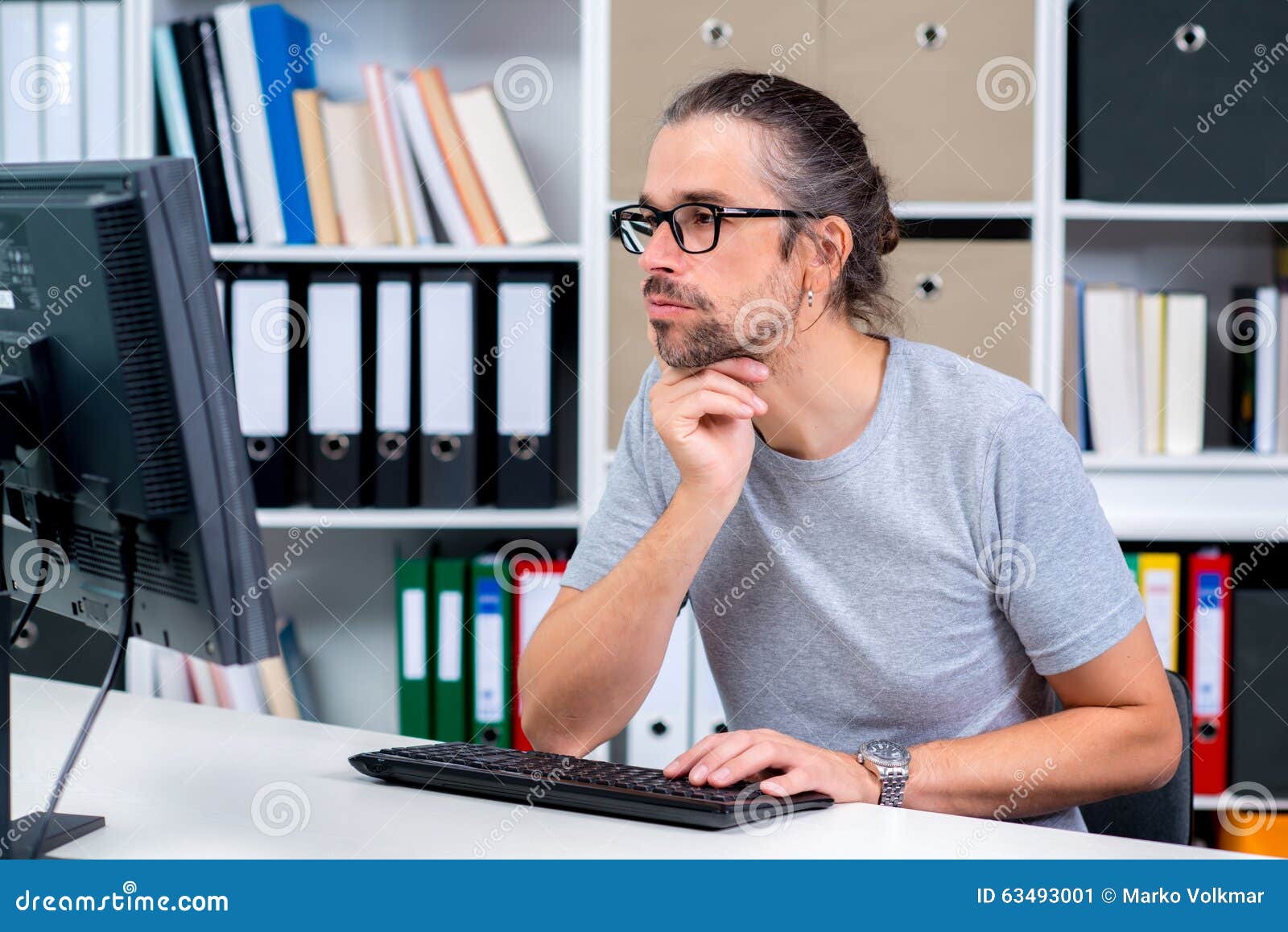 L'homme Travaille Dans Son Bureau Image stock Image du masculin