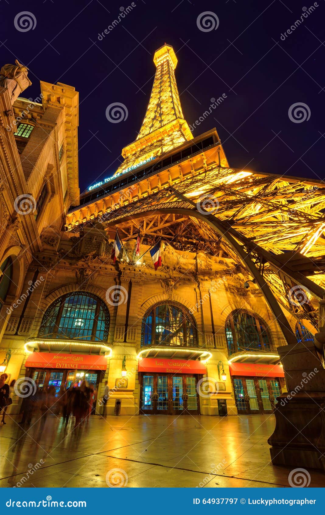 La torre eiffel di notte a parigi las vegas